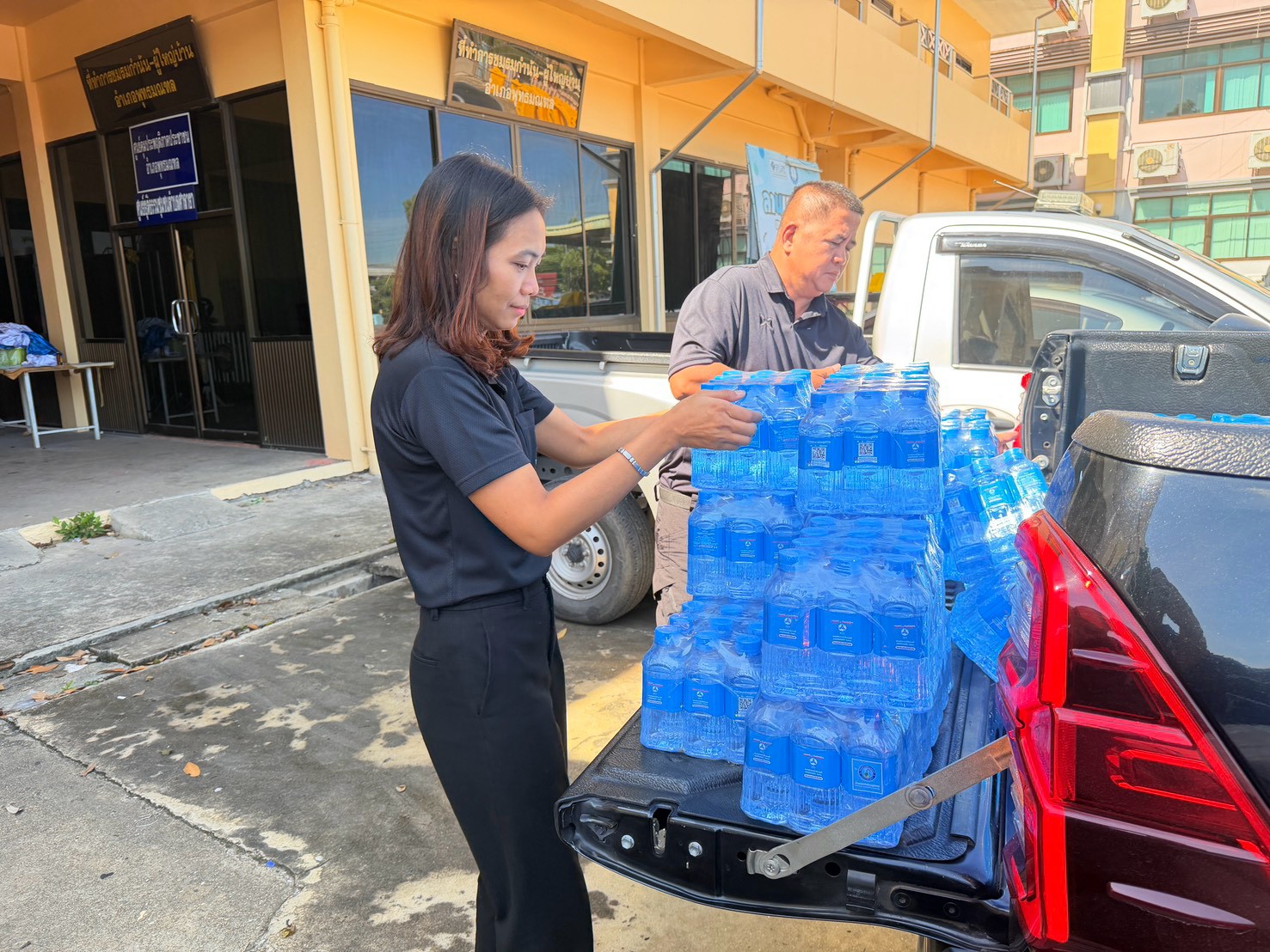 ไฟล์แนบ กปภ.สาขาอ้อมน้อย สนับสนุนน้ำดื่มบรรจุขวด ช่วยเหลือผู้ประสบอุทกภัย ณ ที่ว่าการอำเภอพุทธมณฑล