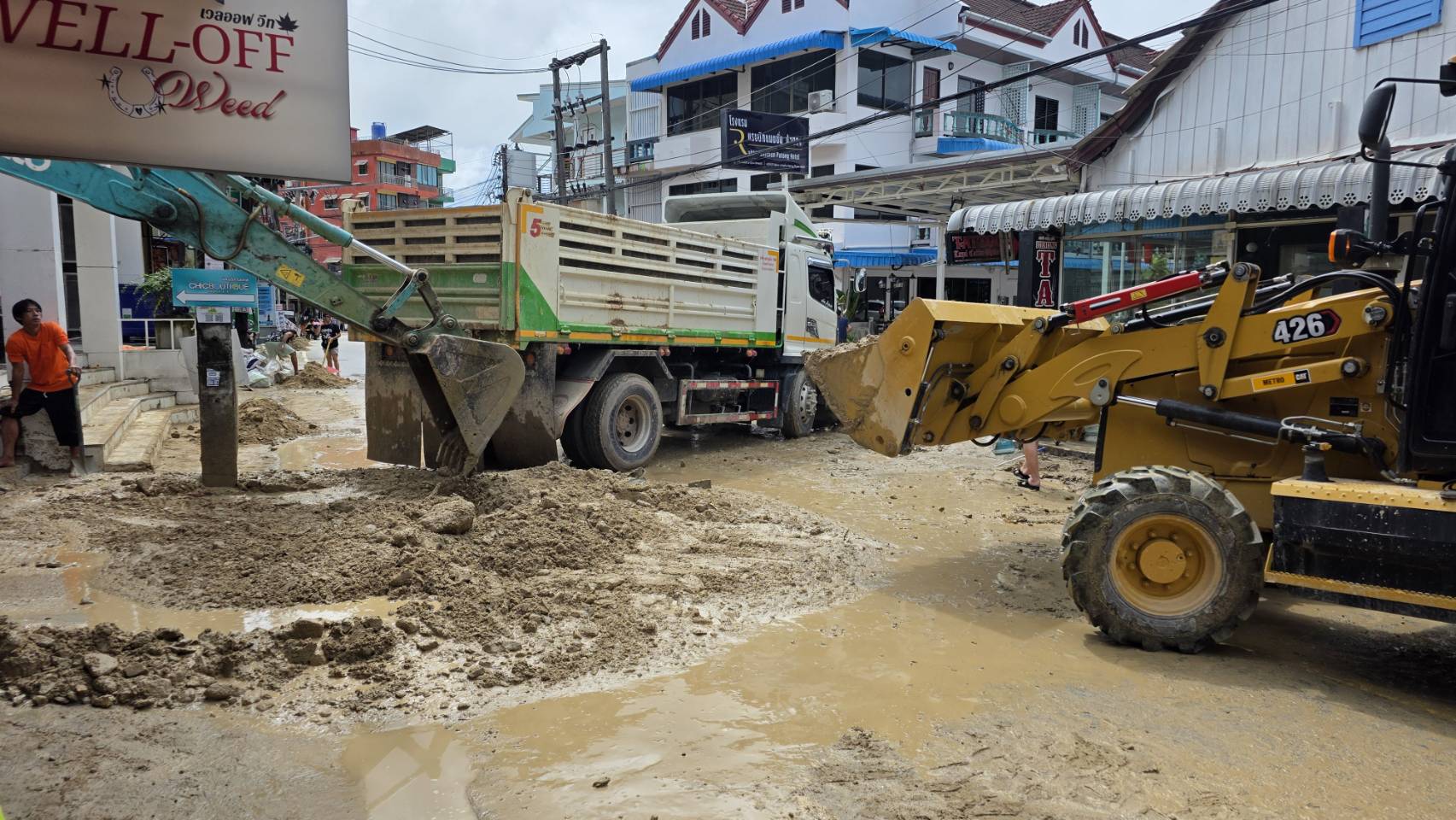 ไฟล์แนบ  กปภ.สาขาภูเก็ต ลงพื้นที่ตรวจสอบความเสียหายระบบจำหน่ายน้ำประปา พื้นที่ป่าตอง–นาใน เร่งซ่อมแซมเพื่อบรรเทาความเดือดร้อนของประชาชน
