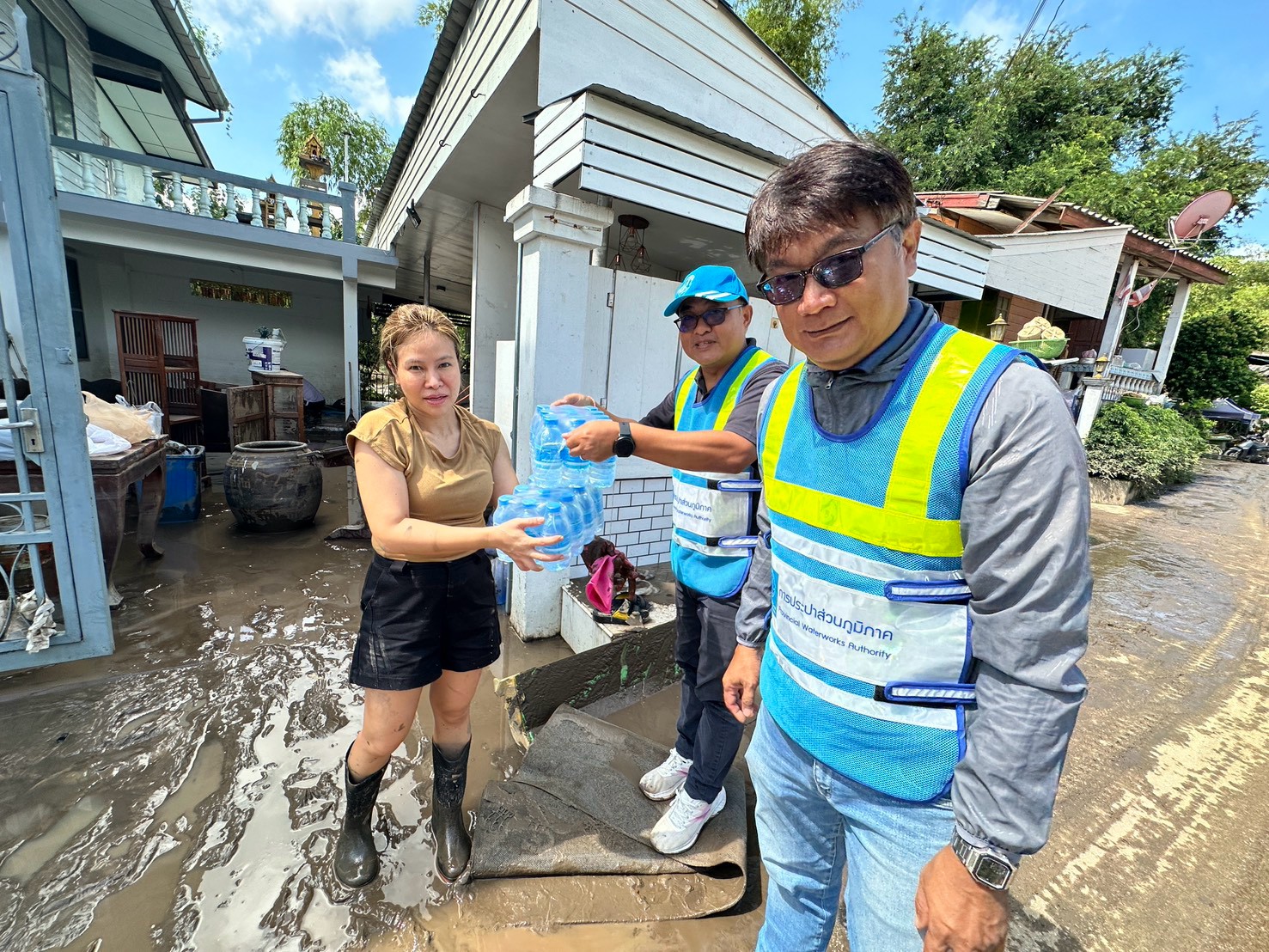 ไฟล์แนบ "ไม่ทิ้งกันในวันที่น้ำมา" กปภ.สาขากำแพงเพชร ลงพื้นที่ส่งมอบน้ำดื่มสะอาด เติมรอยยิ้มเคียงข้างผู้ประสบอุทกภัย ต.นครชุม 