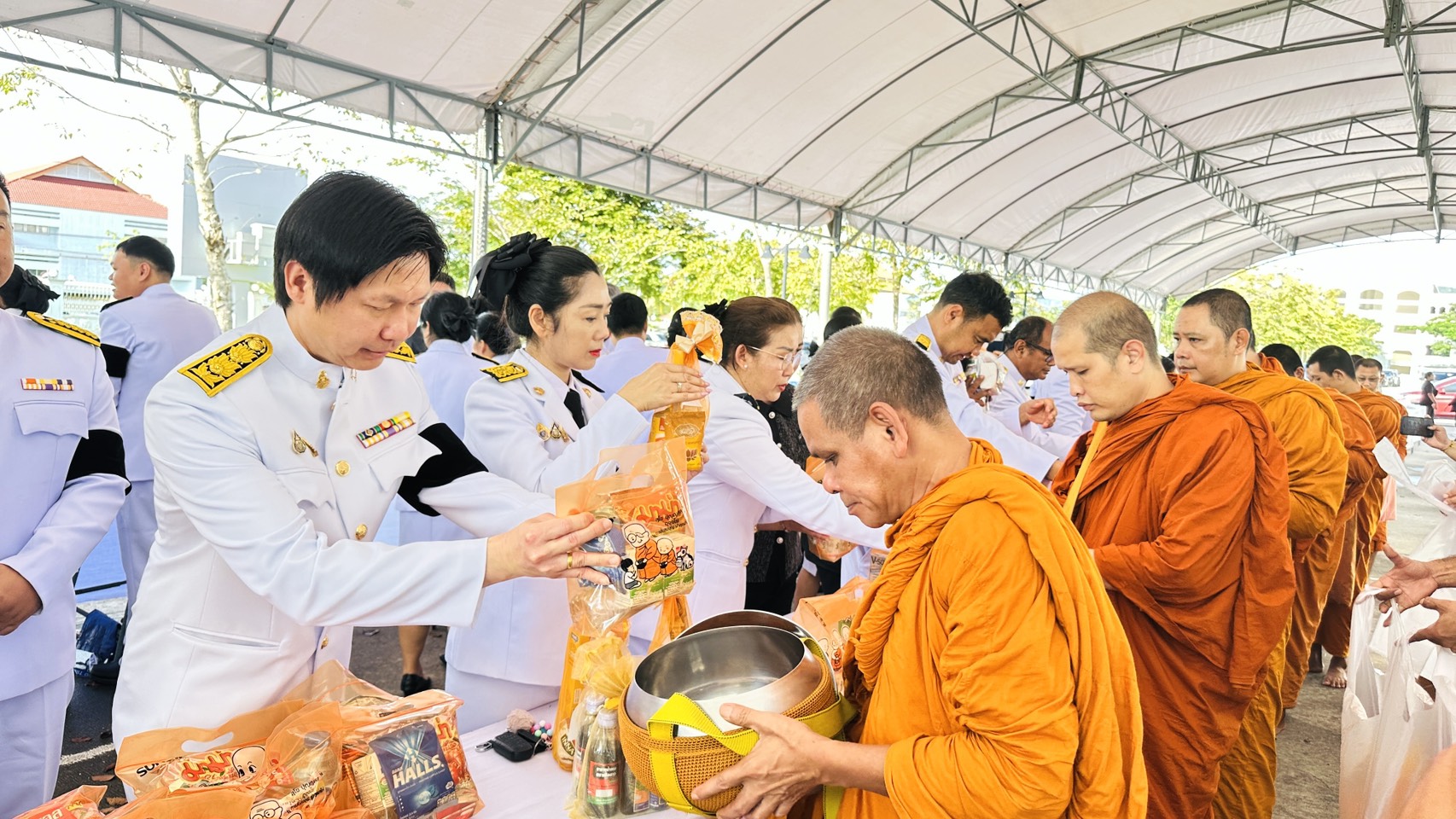 ไฟล์แนบ กปภ.สาขาภูเก็ต เข้าร่วมพิธีสวดพระพุทธมนต์และพิธีบำเพ็ญกุศลอุทิศถวาย พิธีถวายดอกไม้จันทน์ภาคประชาชนตัวแทน พิธีตักบาตรถวายพระราชกุศล เนื่องในวันคล้ายวันสวรรคต สมเด็จพระนางเจ้าสิริกิติ์ พระบรมราชินีนาถ พระบรมราชชนนีพันปีหลวง
