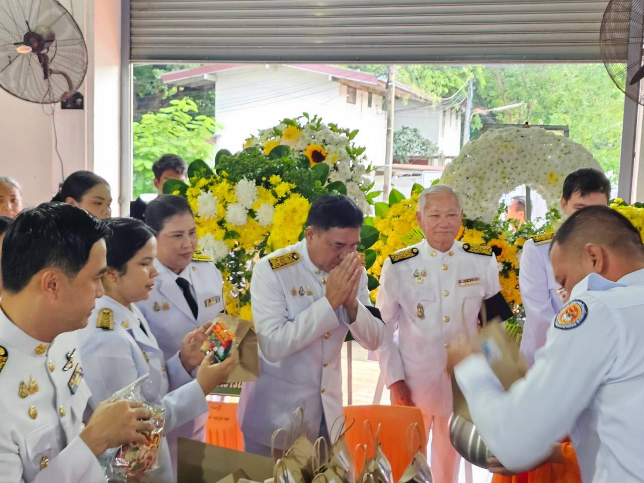 ไฟล์แนบ การประปาส่วนภูมิภาคสาขาปราณบุรี ร่วมพิธีวางพวงมาลา เนื่องในวันคล้ายวันสวรรคต 13 ตุลาคม ของพระบาทสมเด็จพระบรมชนกาธิเบศ มหาภูมิพลอดุลเดชมหาราช บรมนาถบพิตร