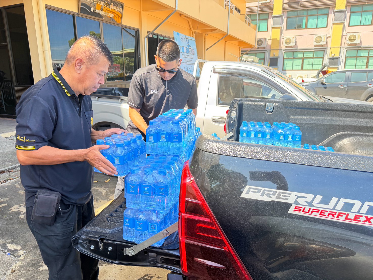 ไฟล์แนบ กปภ.สาขาอ้อมน้อย สนับสนุนน้ำดื่มบรรจุขวด ช่วยเหลือผู้ประสบอุทกภัย ณ ที่ว่าการอำเภอพุทธมณฑล