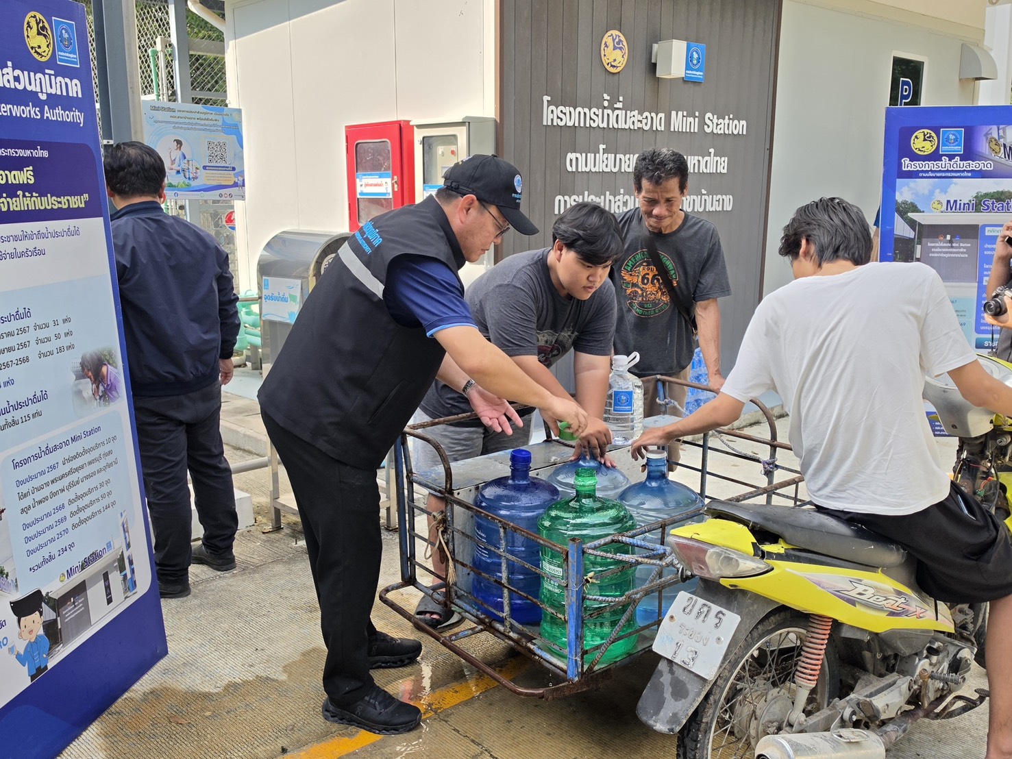 ไฟล์แนบ กปภ.สาขาบ้านฉาง เปิด "Mini Station" จุดบริการน้ำดื่มสะอาดช่วยเหลือผู้ประสบภัยน้ำท่วม จ.ระยอง (บริการ 24 ชม.)