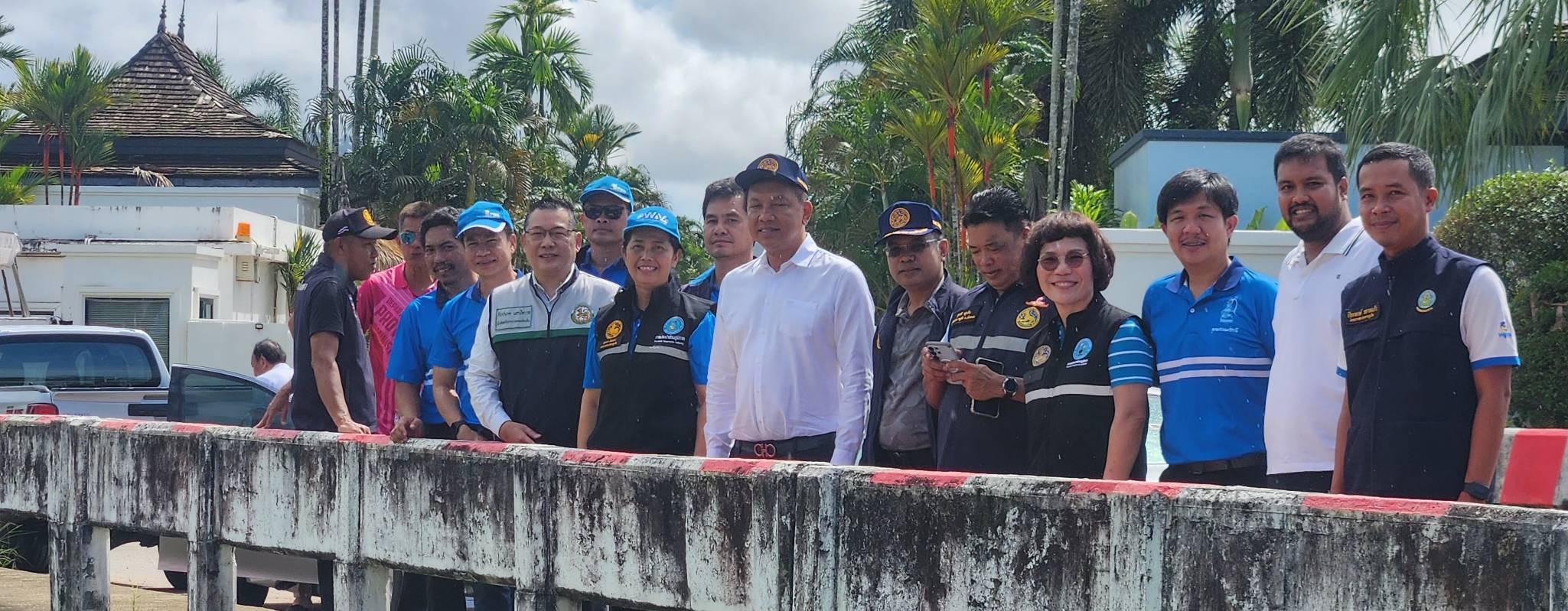 ไฟล์แนบ กปภ.สาขาภูเก็ต จับมือจังหวัดลงพื้นที่เชิงรุก เตรียมติดตั้งเครื่องผลิตน้ำประปาเคลื่อนที่ เพิ่มน้ำต้นทุนบริการประชาชน