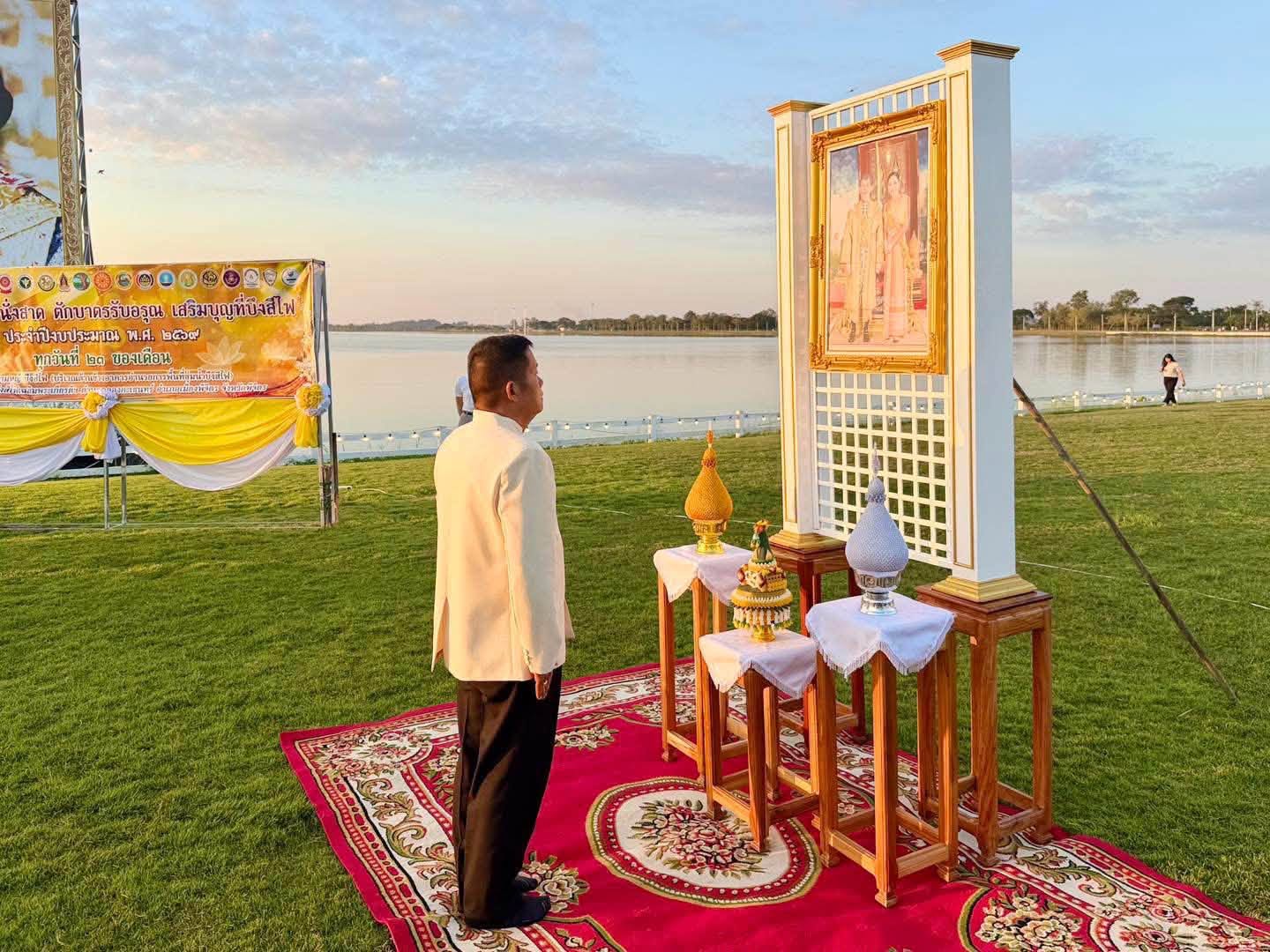 ไฟล์แนบ กปภ.สาขาพิจิตร ร่วมพิธีน้อมรำลึกในพระมหากรุณาธิคุณ เนื่องในวันคล้ายวันสวรรคต รัชกาลที่ 5 และร่วมกิจกรรมตักบาตรรับอรุณ เสริมบุญที่บึงสีไฟ
