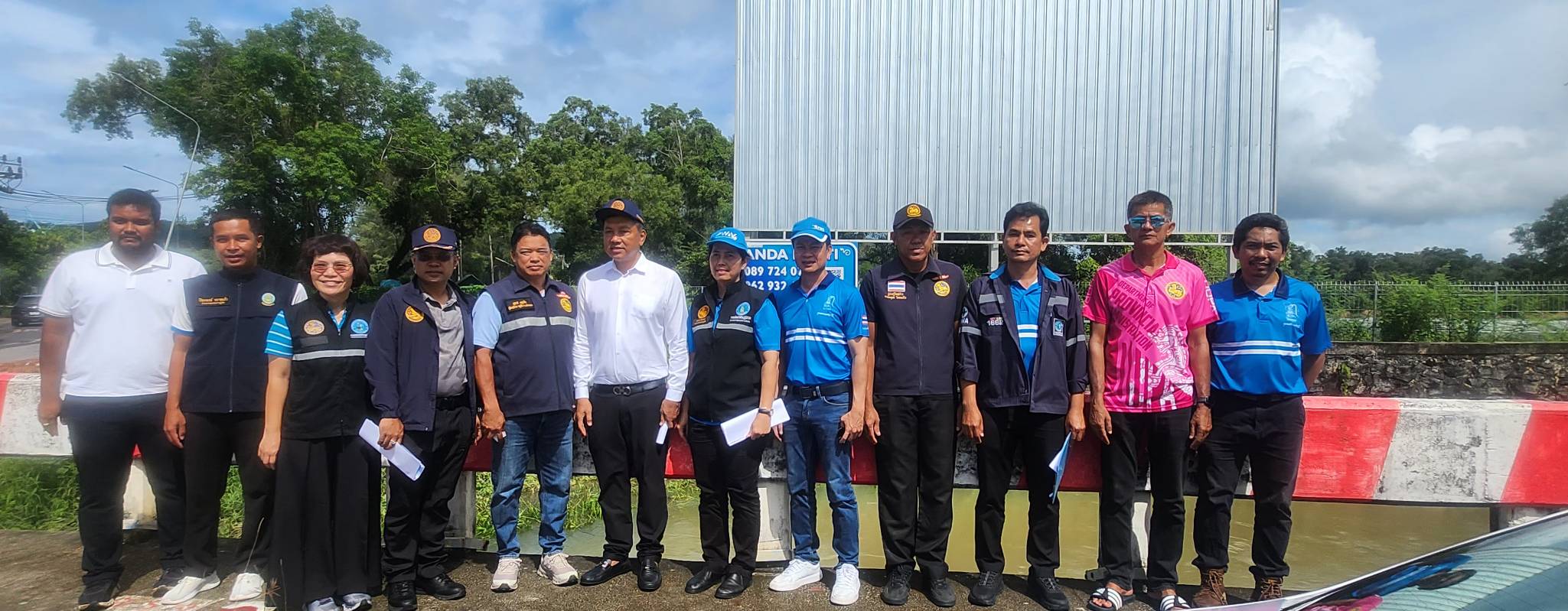 ไฟล์แนบ กปภ.สาขาภูเก็ต จับมือจังหวัดลงพื้นที่เชิงรุก เตรียมติดตั้งเครื่องผลิตน้ำประปาเคลื่อนที่ เพิ่มน้ำต้นทุนบริการประชาชน