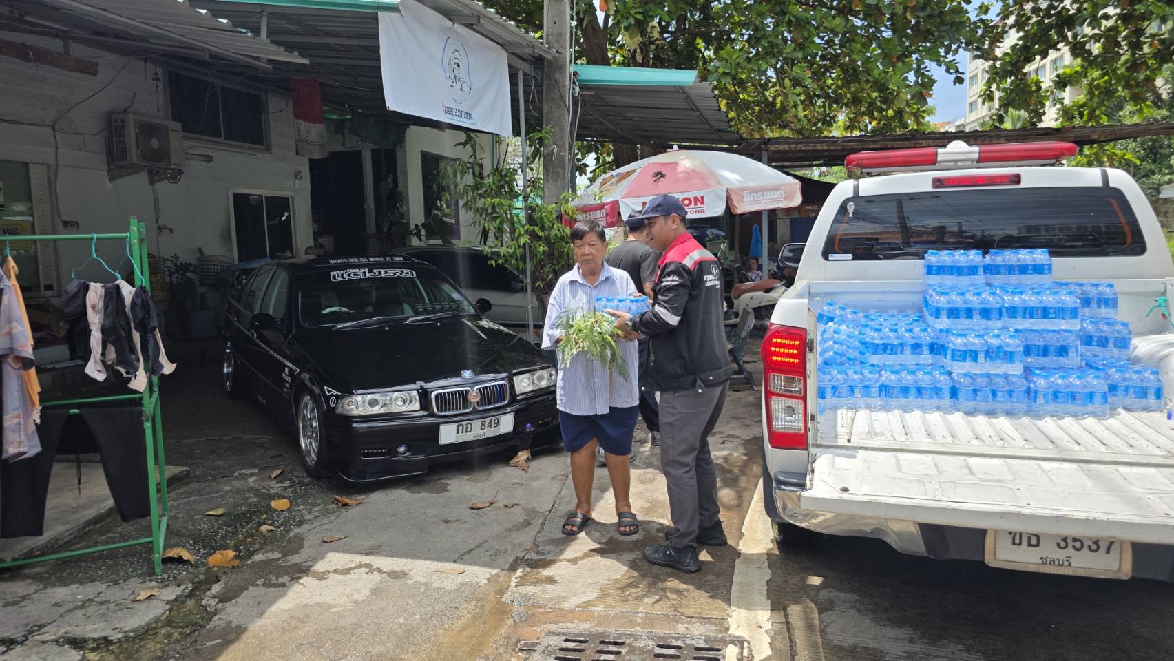 ไฟล์แนบ กปภ.สาขาพัทยา ร่วมกับ เมืองพัทยา มอบน้ำดื่มบรรจุขวดตราสัญลักษณ์ กปภ. บรรเทาความเดือดร้อนผู้ประสบอุทกภัยในพื้นที่