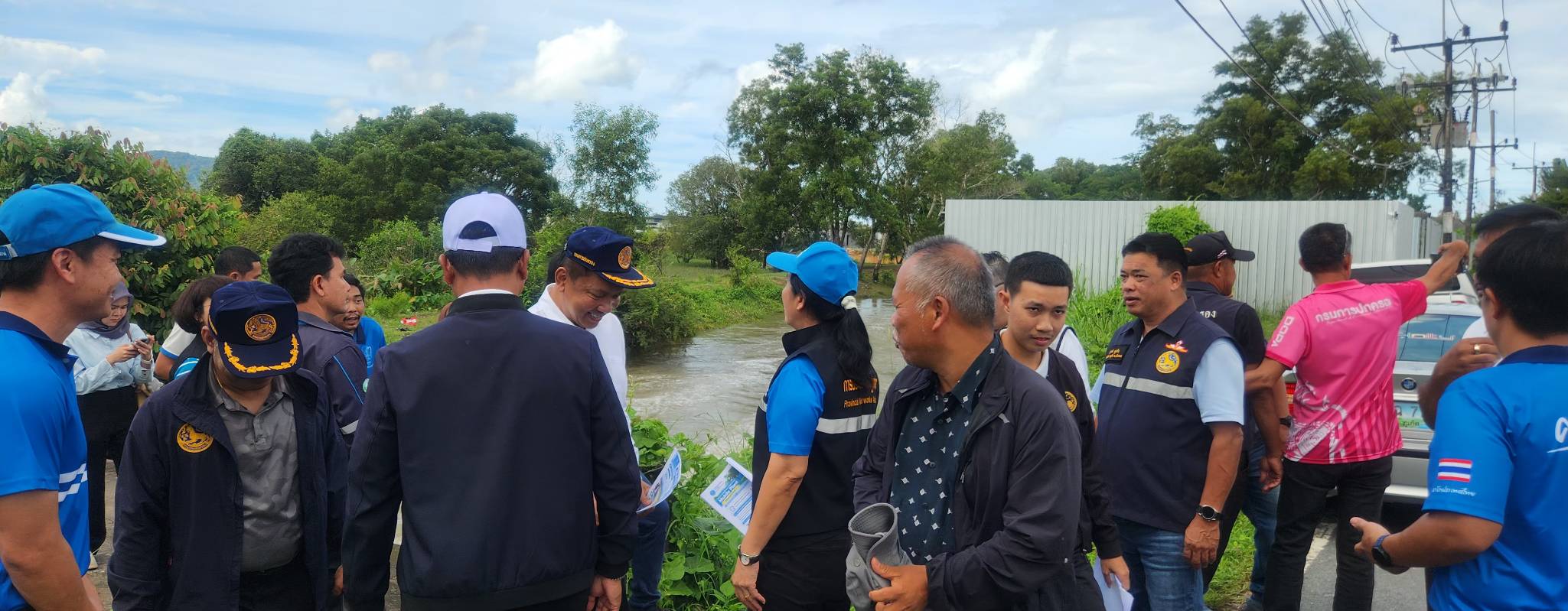 ไฟล์แนบ กปภ.สาขาภูเก็ต จับมือจังหวัดลงพื้นที่เชิงรุก เตรียมติดตั้งเครื่องผลิตน้ำประปาเคลื่อนที่ เพิ่มน้ำต้นทุนบริการประชาชน