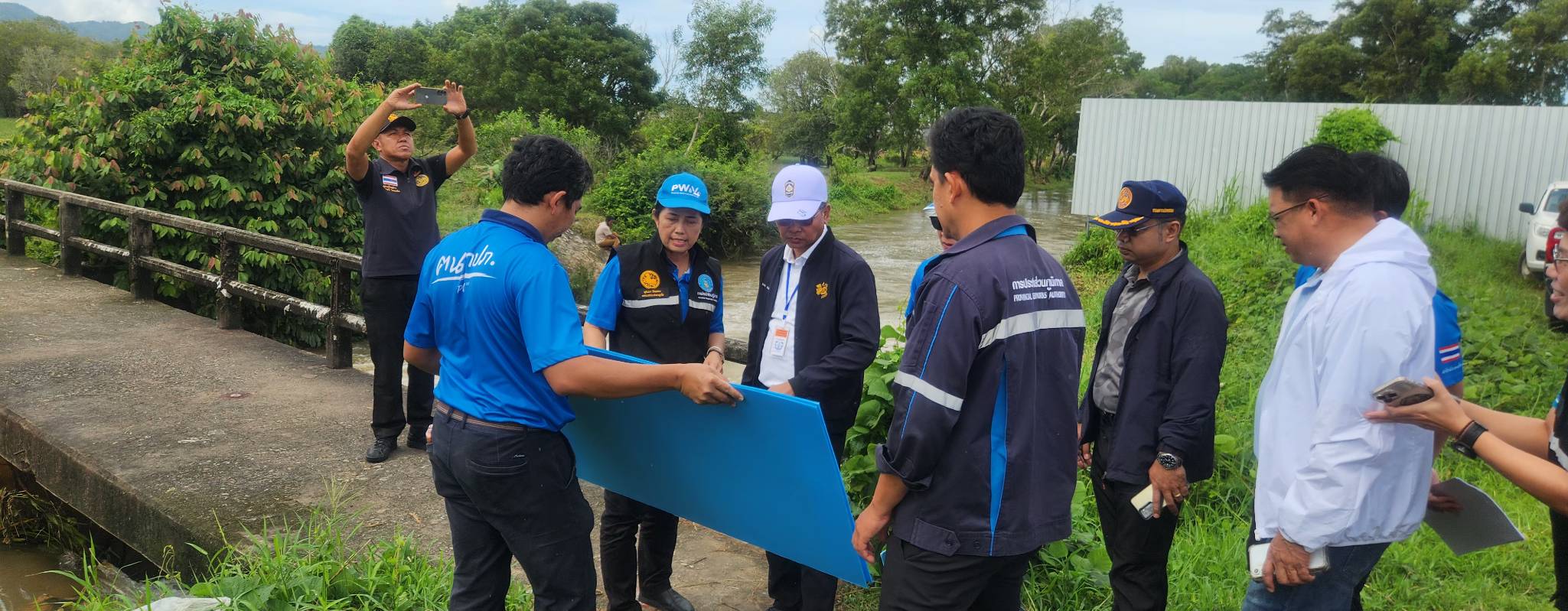 ไฟล์แนบ กปภ.สาขาภูเก็ต จับมือจังหวัดลงพื้นที่เชิงรุก เตรียมติดตั้งเครื่องผลิตน้ำประปาเคลื่อนที่ เพิ่มน้ำต้นทุนบริการประชาชน