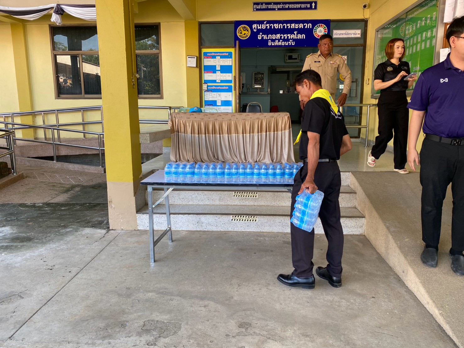 ไฟล์แนบ กปภ.สาขาสวรรคโลก สนับสนุนน้ำดื่มบรรจุขวดแก่ศูนย์บริการโลหิตแห่งชาติ สภากาชาดไทย