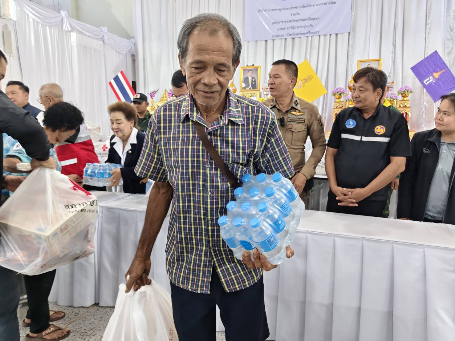 ไฟล์แนบ กปภ.สาขาเสนา ร่วมกับเหล่ากาชาดและอำเภอเสนา มอบชุดธารน้ำใจพร้อมน้ำดื่มบรรจุขวดตราสัญลักษณ์ กปภ. ช่วยเหลือผู้ประสบภัย
