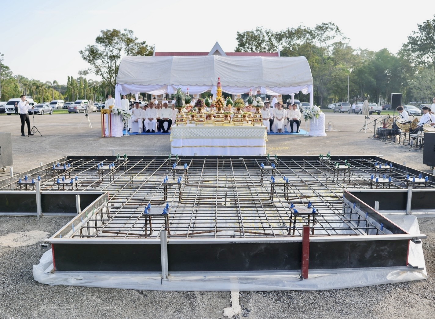 ไฟล์แนบ กปภ.สาขาพิษณุโลก เข้าร่วมพิธีบวงสรวงการก่อสร้างซุ้มถวายดอกไม้จันทน์ขนาดกลางในงาน พระราชพิธีถวายพระเพลิงพระบรมศพ สมเด็จพระนางเจ้าสิริกิติ์ พระบรมราชินีนาถ พระบรมราชชนนีพันปีหลวง