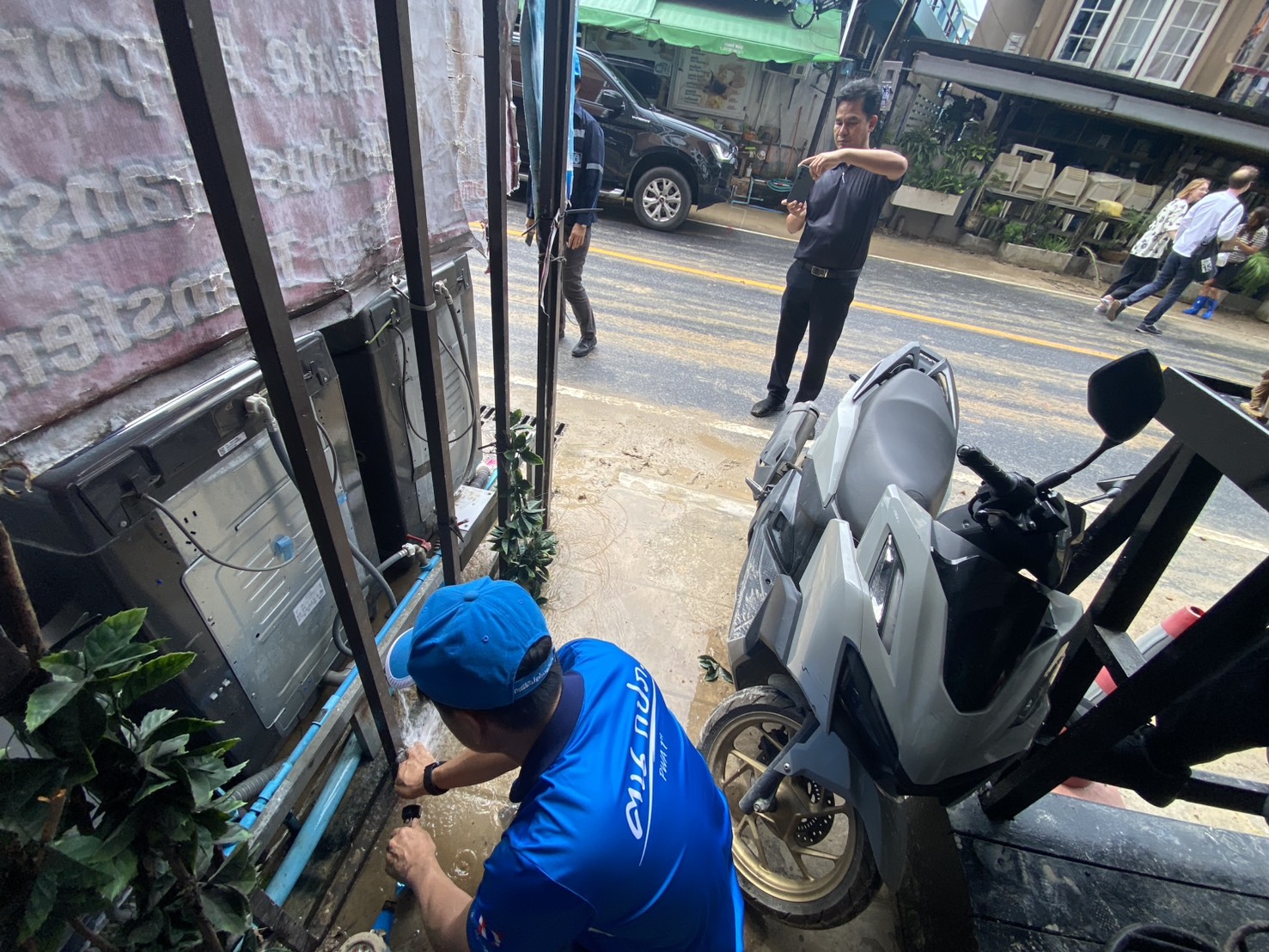 ไฟล์แนบ  กปภ.สาขาภูเก็ต ลงพื้นที่ตรวจสอบความเสียหายระบบจำหน่ายน้ำประปา พื้นที่ป่าตอง–นาใน เร่งซ่อมแซมเพื่อบรรเทาความเดือดร้อนของประชาชน