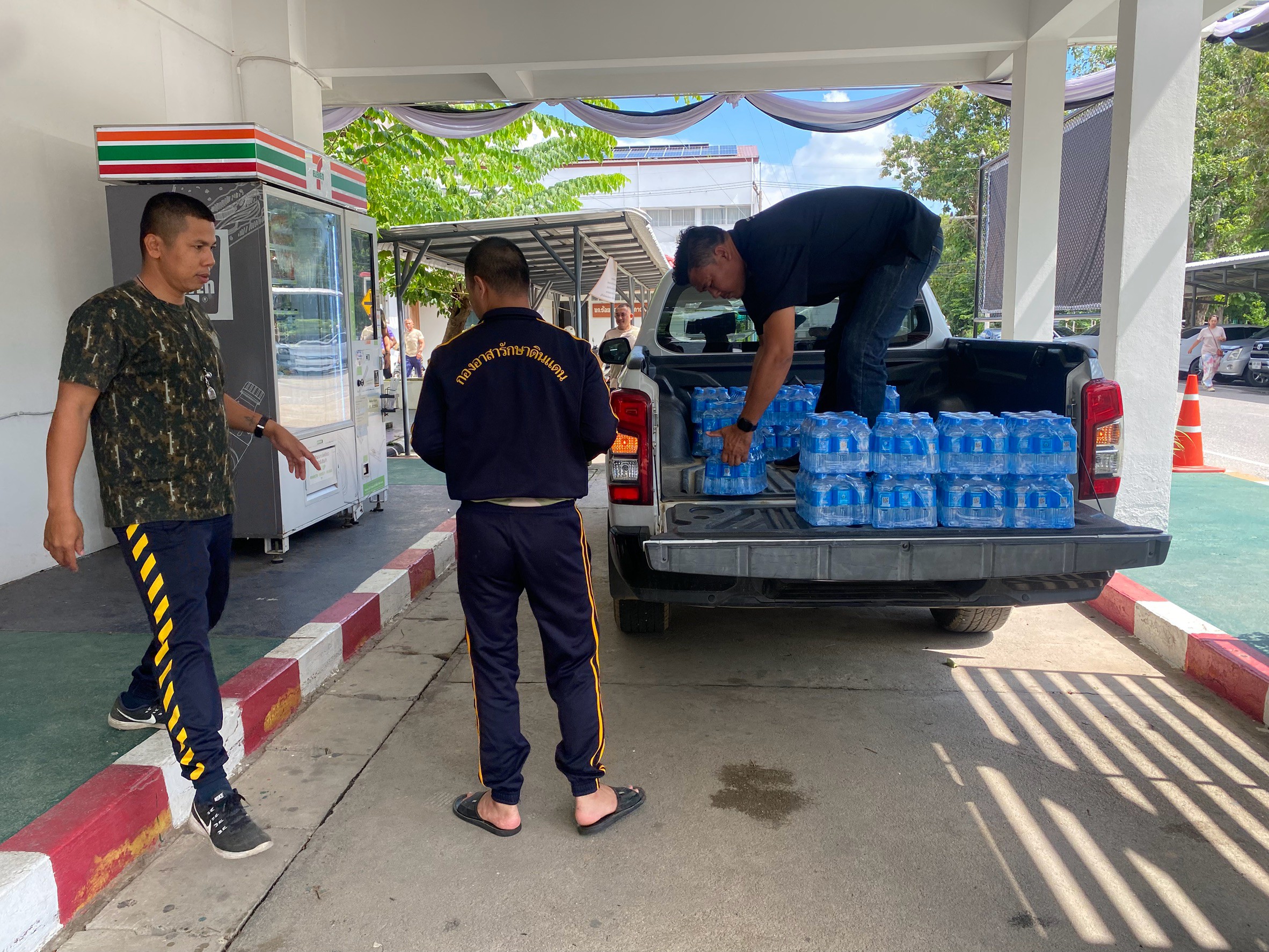 ไฟล์แนบ กปภ.สาขากาญจนบุรี  มอบน้ำดื่มให้แก่ประชาชนที่ได้รับความเดือดร้อนจากผลกระทบจากฝนตกหนักถึงหนักมาก รวมถึงสถานการณ์น้ำป่าไหลหลากส่งผลให้พื้นที่ภาคกลางรวมถึงจังหวัดกาญจนบุรี มีฝนตกมากและน้ำป่าไหลหลากและประชาชนในพื้นที่เดือดร้อน