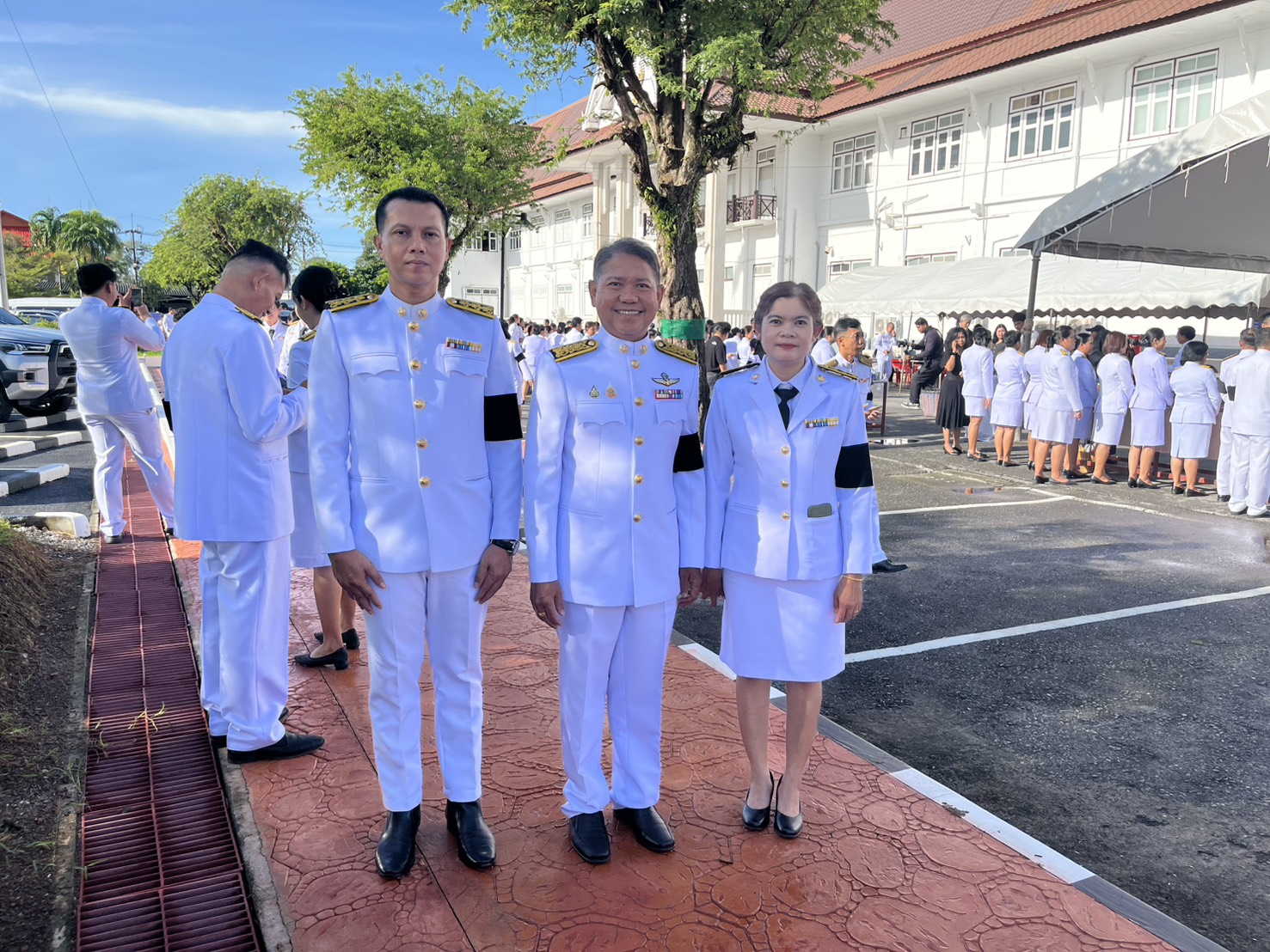 ไฟล์แนบ กปภ.สาขาสตูล เข้าร่วมพิธีบำเพ็ญกุศลอุทิศถวายและพิธีถวายดอกไม้จันทร์ภาคประชาชนตัวแทน งานพระราชพิธีถวายพระเพลิงพระบรมศพ สมเด็จพระนางเจ้าสิริกิติ์ พระบรมราชินีนาถ พระบรมราชชนนีพันปีหลวง