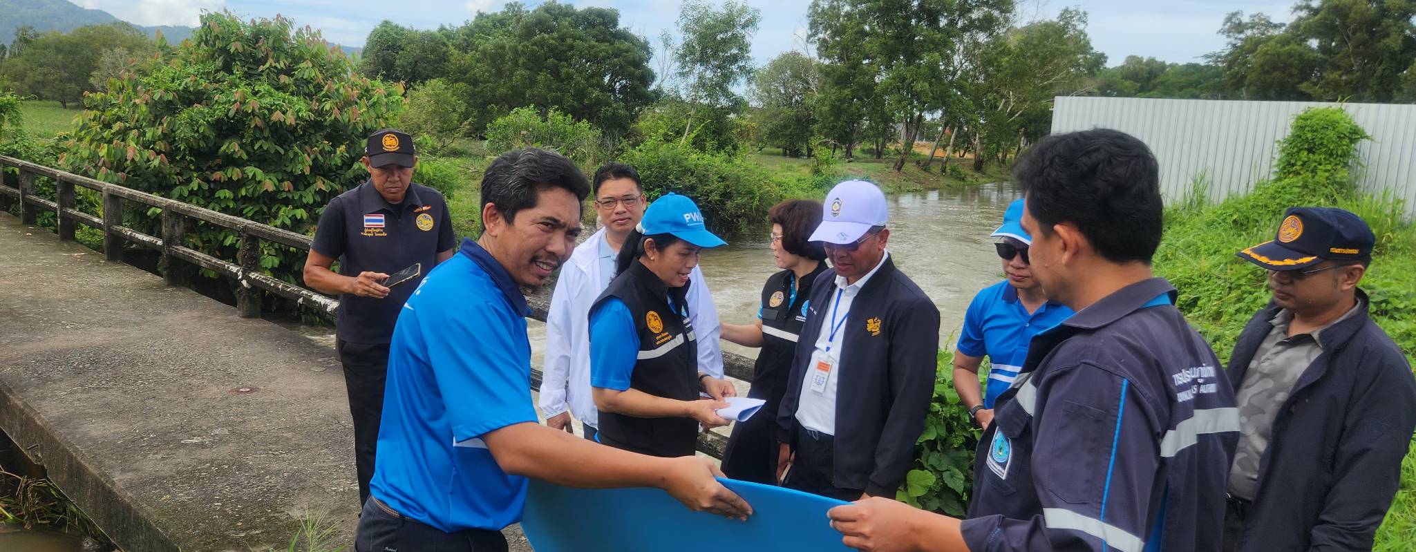 ไฟล์แนบ กปภ.สาขาภูเก็ต จับมือจังหวัดลงพื้นที่เชิงรุก เตรียมติดตั้งเครื่องผลิตน้ำประปาเคลื่อนที่ เพิ่มน้ำต้นทุนบริการประชาชน