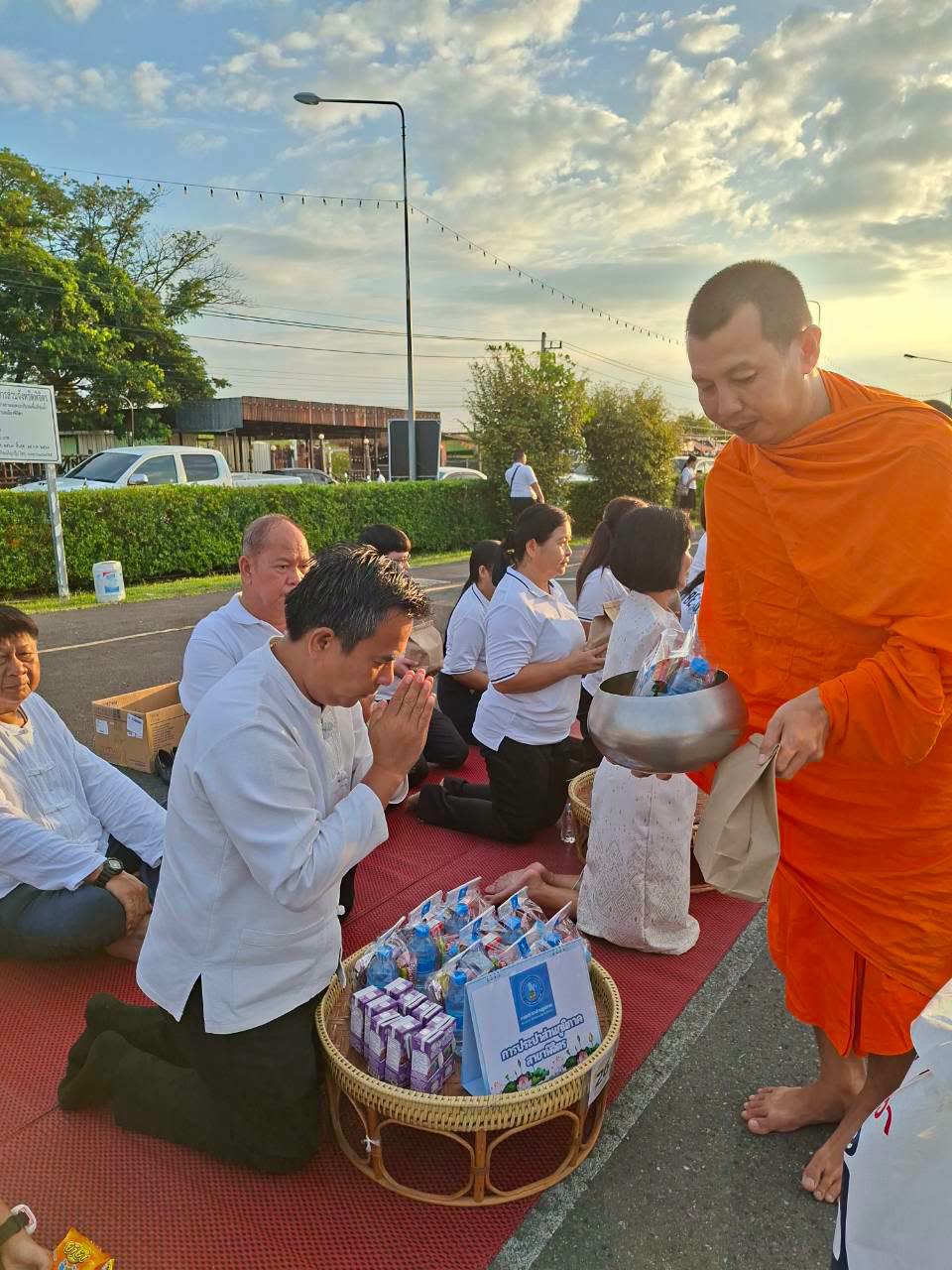 ไฟล์แนบ การประปาส่วนภูมิภาคสาขาพิจิตร ร่วมกิจกรรม “ปูเสื่อ นั่งสาด ตักบาตรรับอรุณ เสริมบุญที่บึงสีไฟ” ประจำเดือนกันยายน 2569