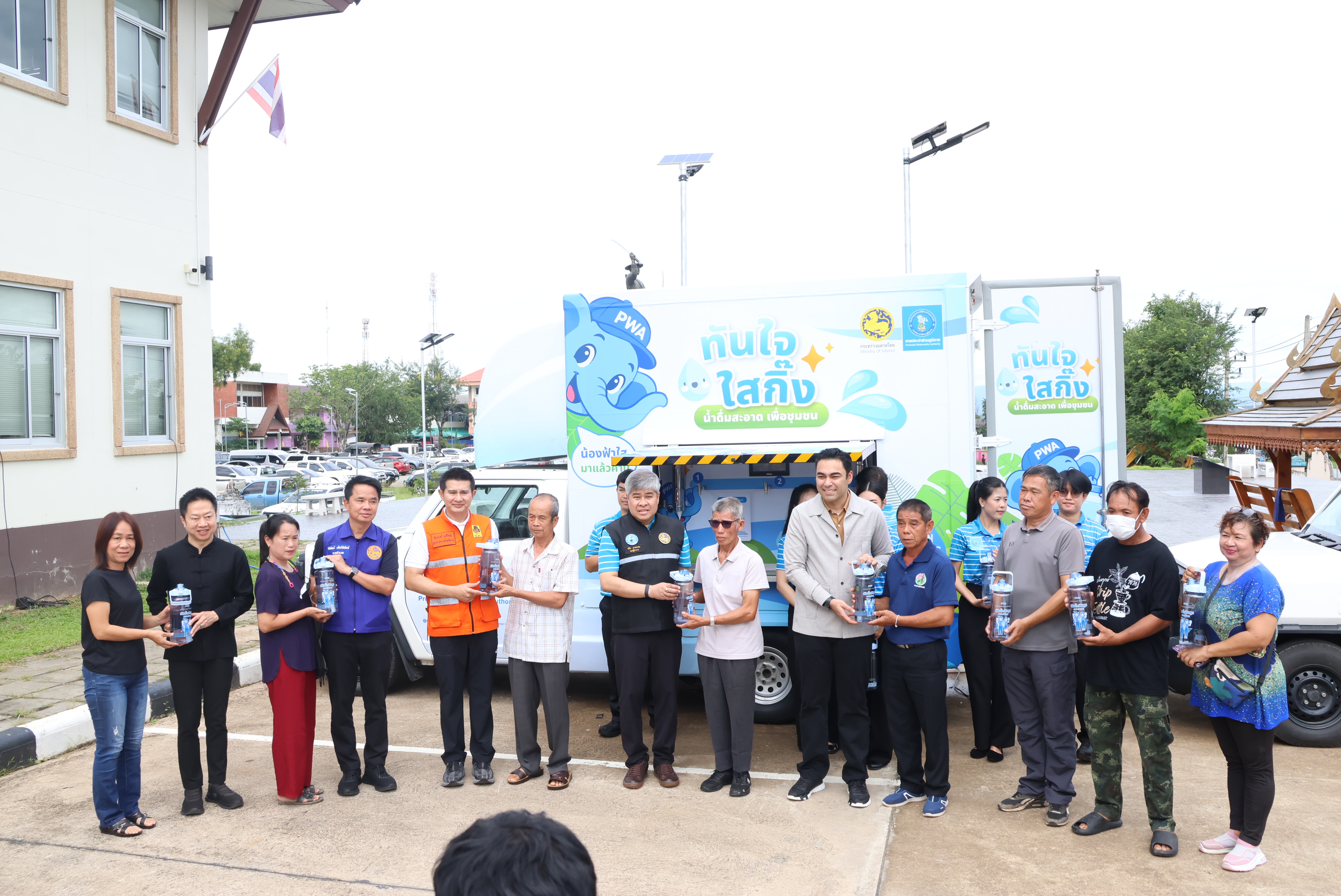 ไฟล์แนบ กปภ.ข.9 จัดพิธีเปิดโครงการ "ทันใจ ใสกิ๊ง" น้ำดื่มเพื่อผู้ประสบสาธารณภัย และเตรียมพร้อมด้านน้ำสะอาดเชิงรุกด้วยรถผลิตน้ำดื่มด้วยเทคโนโลยีนาโน พร้อมสนับสนุนทุกสถานการณ์ฉุกเฉิน