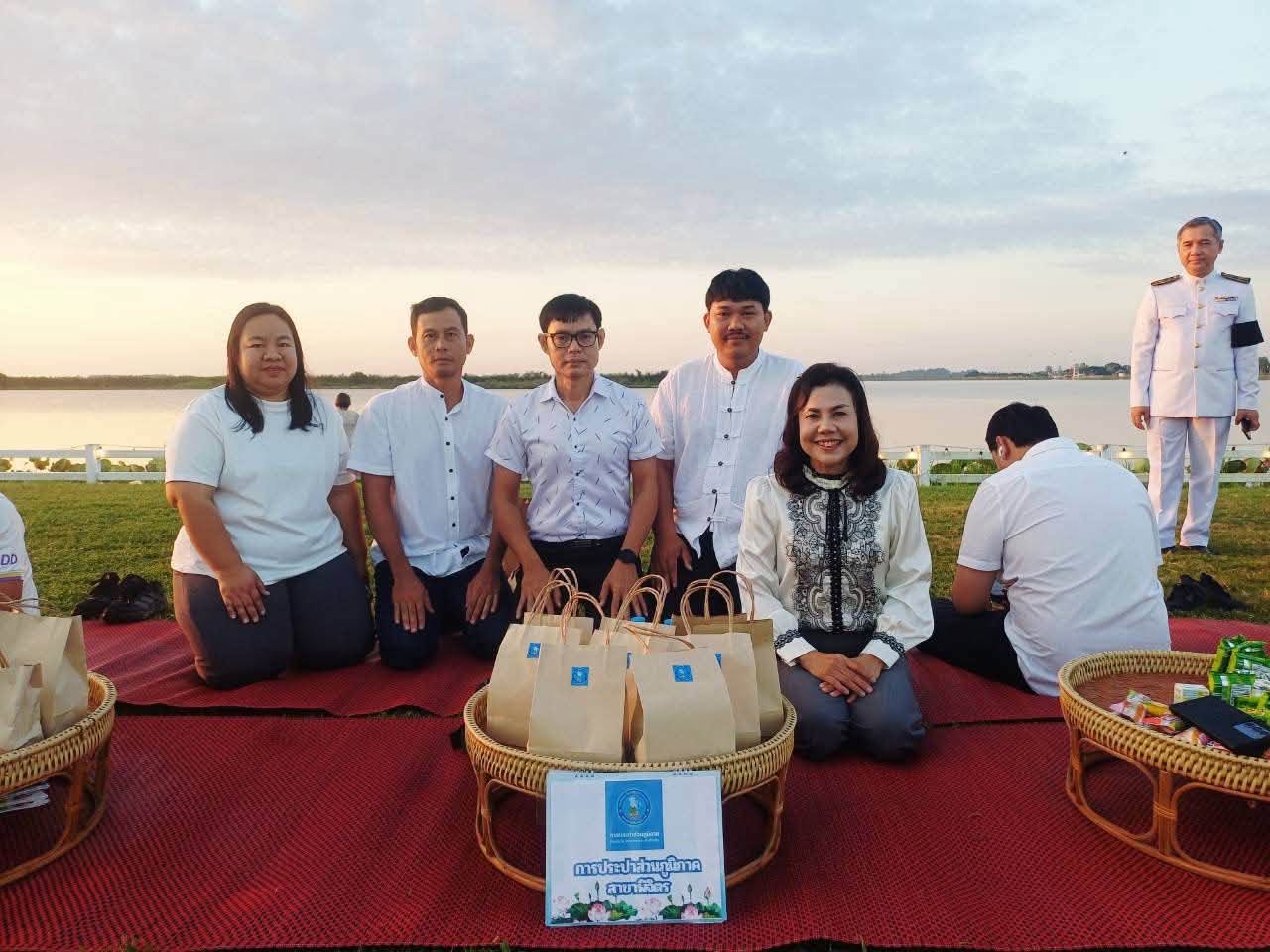 ไฟล์แนบ กปภ.สาขาพิจิตร ร่วมพิธีน้อมรำลึกในพระมหากรุณาธิคุณ เนื่องในวันคล้ายวันสวรรคต รัชกาลที่ 5 และร่วมกิจกรรมตักบาตรรับอรุณ เสริมบุญที่บึงสีไฟ