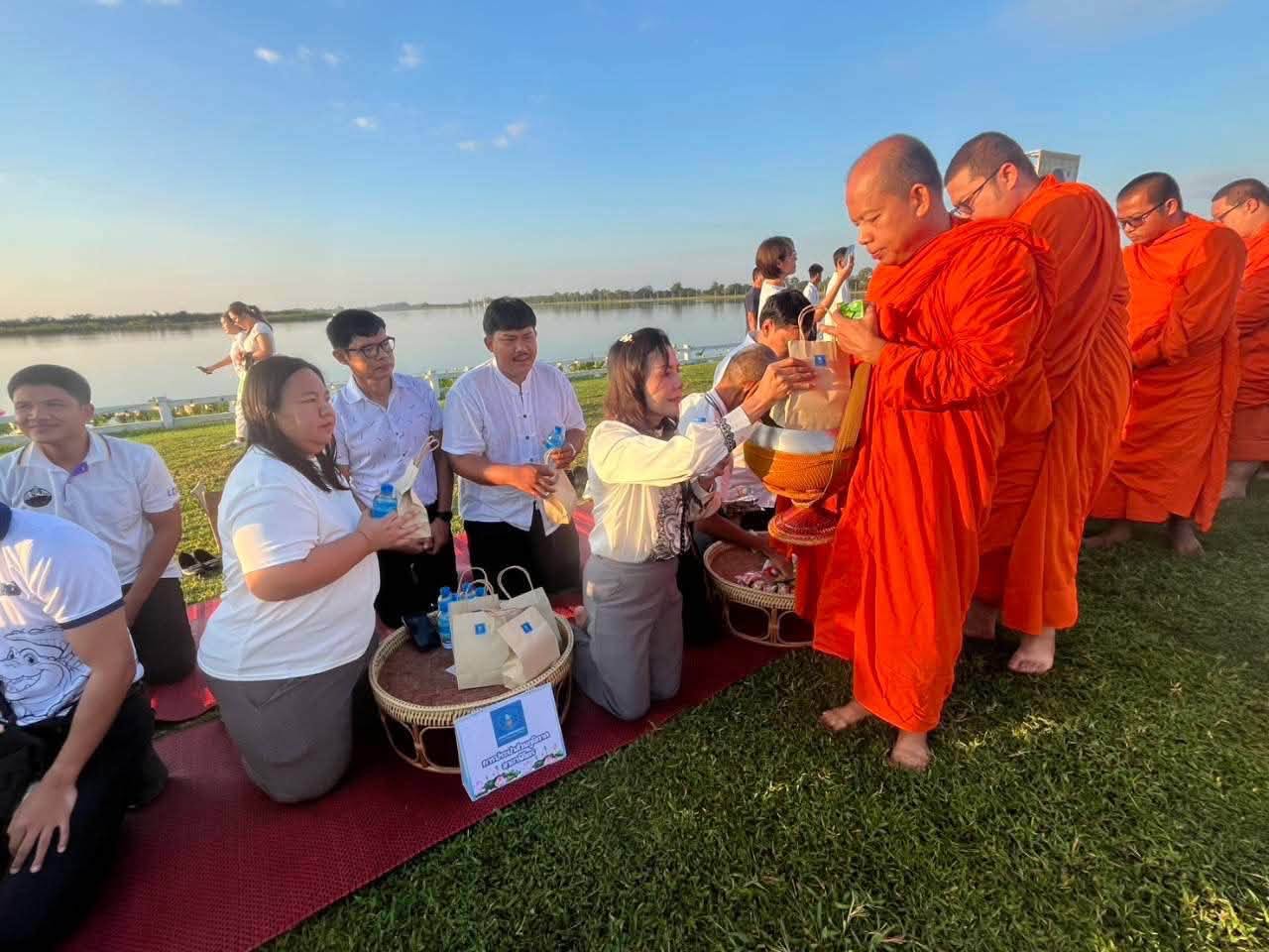 ไฟล์แนบ กปภ.สาขาพิจิตร ร่วมพิธีน้อมรำลึกในพระมหากรุณาธิคุณ เนื่องในวันคล้ายวันสวรรคต รัชกาลที่ 5 และร่วมกิจกรรมตักบาตรรับอรุณ เสริมบุญที่บึงสีไฟ