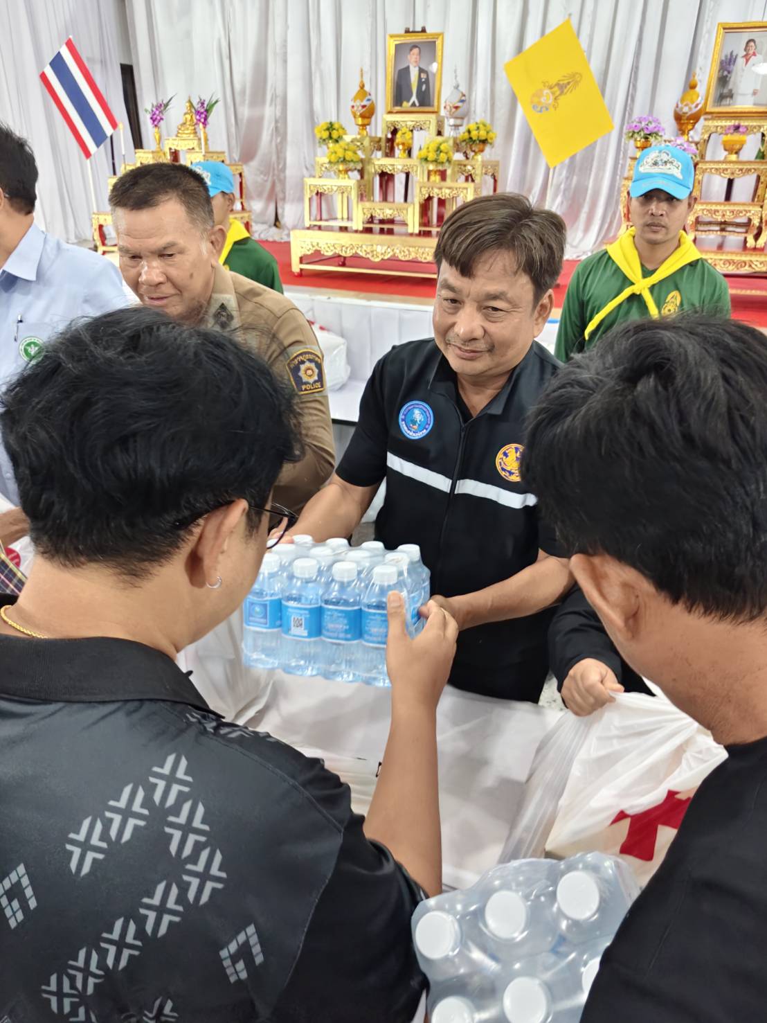 กปภ.สาขาเสนา ร่วมกับเหล่ากาชาดและอำเภอเสนา มอบชุดธารน้ำใจพร้อมน้ำดื่มบรรจุขวดตราสัญลักษณ์ กปภ. ช่วยเหลือผู้ประสบภัย