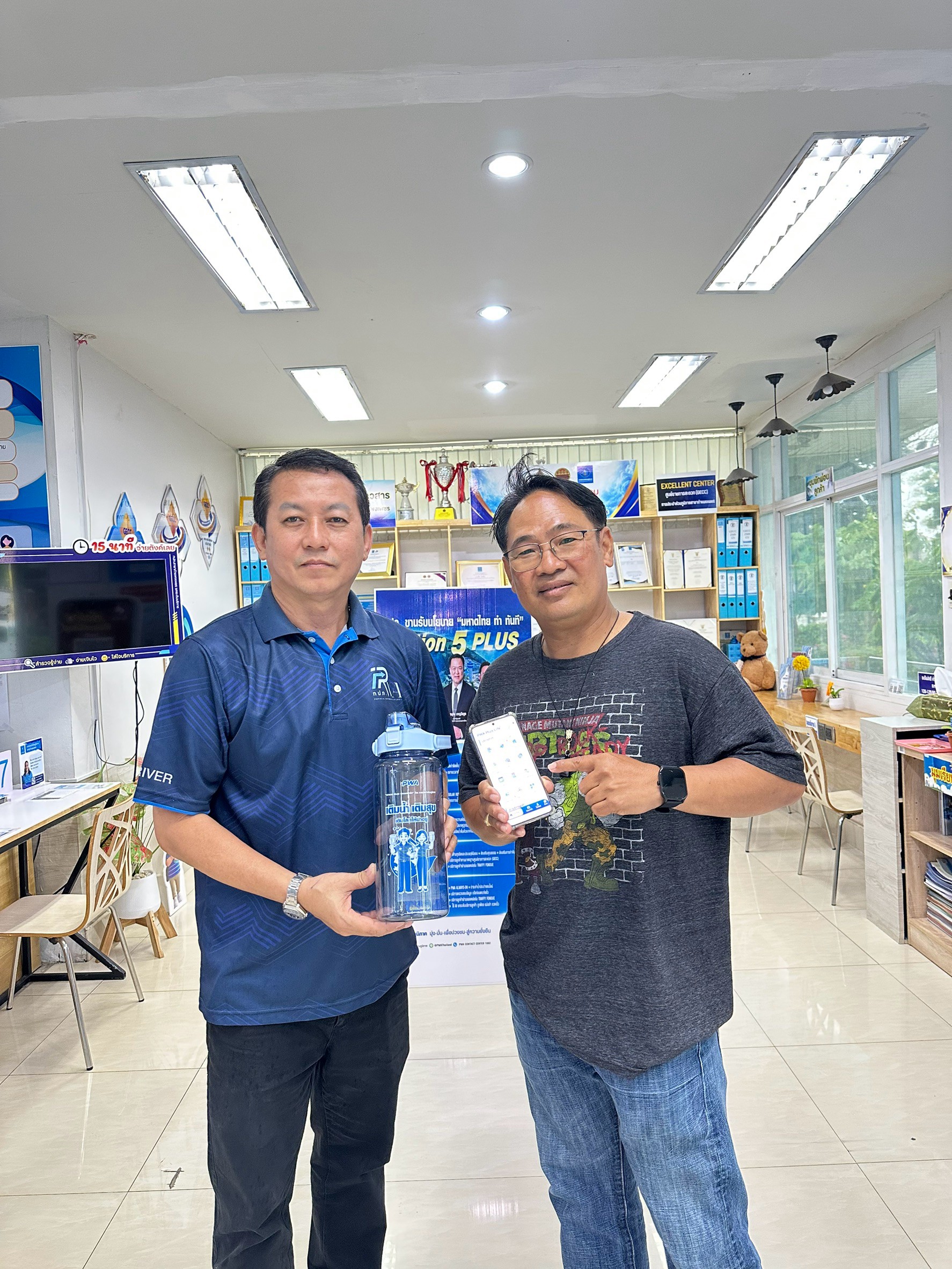 ไฟล์แนบ  คึกคักสุดๆ! กปภ.สาขากำแพงเพชร เปิดเต็มนอก-ใน แจก “ขวดเติมสุข 2 ลิตร” วันแรก ประชาชนแห่รับสายน้ำแห่งความสุขแน่นพื้นที่! 