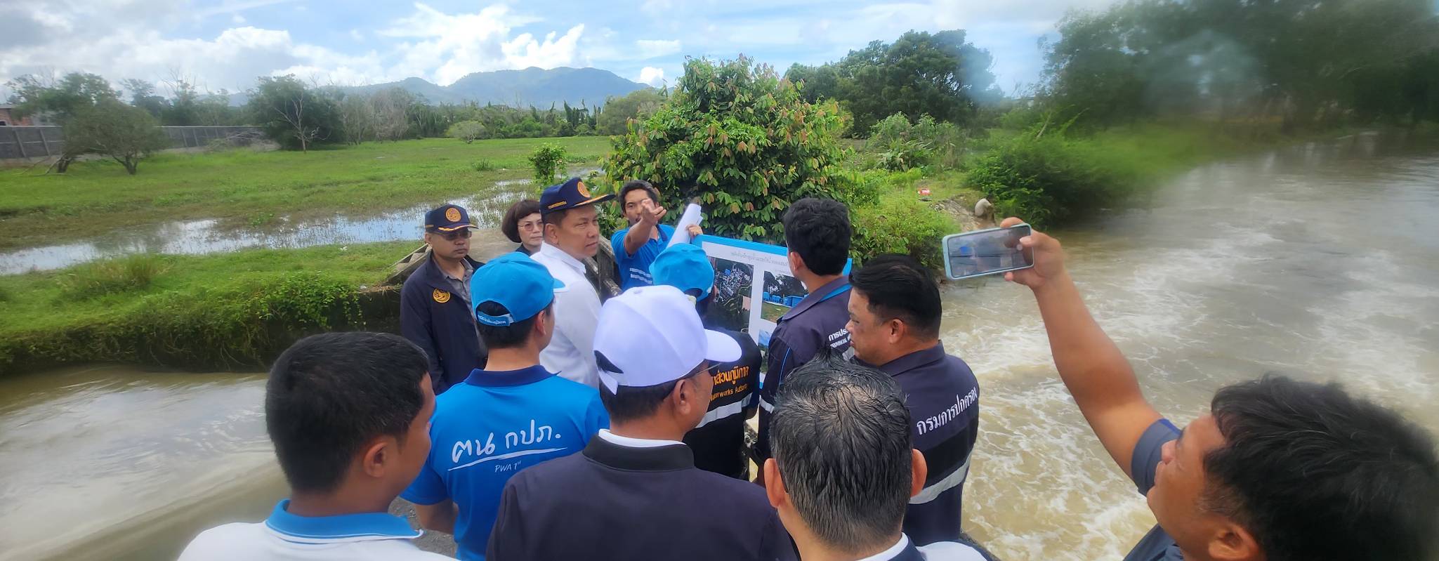 ไฟล์แนบ กปภ.สาขาภูเก็ต จับมือจังหวัดลงพื้นที่เชิงรุก เตรียมติดตั้งเครื่องผลิตน้ำประปาเคลื่อนที่ เพิ่มน้ำต้นทุนบริการประชาชน