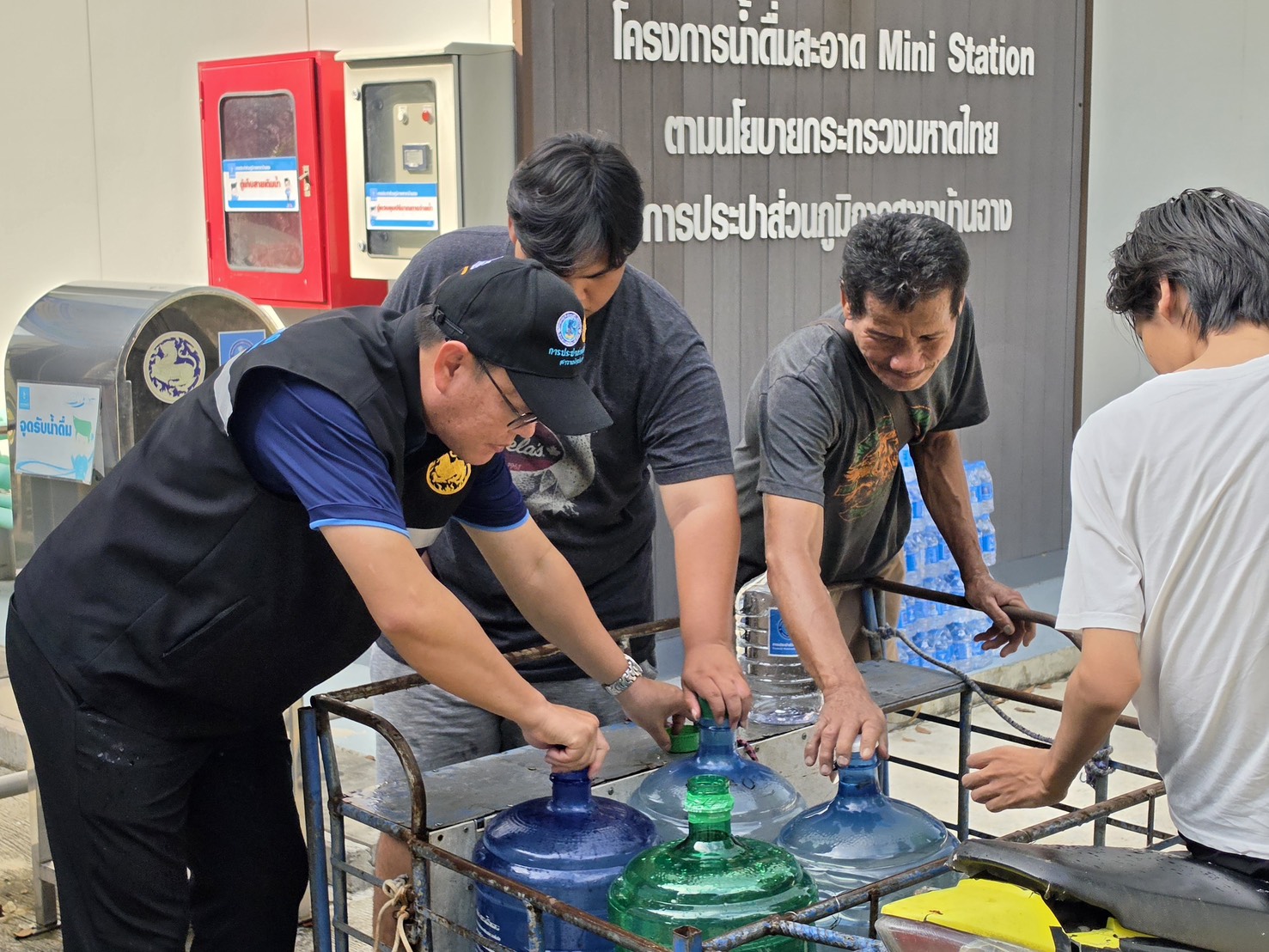 ไฟล์แนบ กปภ.สาขาบ้านฉาง เปิด "Mini Station" จุดบริการน้ำดื่มสะอาดช่วยเหลือผู้ประสบภัยน้ำท่วม จ.ระยอง (บริการ 24 ชม.)