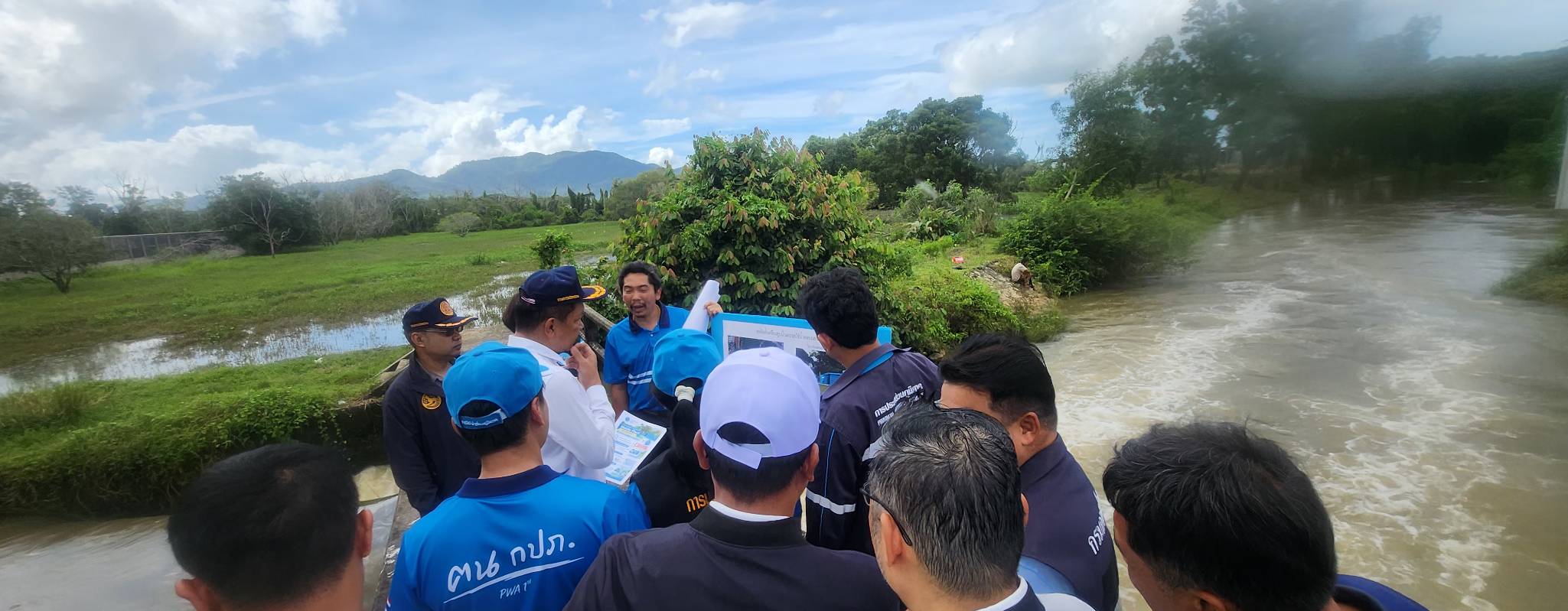ไฟล์แนบ กปภ.สาขาภูเก็ต จับมือจังหวัดลงพื้นที่เชิงรุก เตรียมติดตั้งเครื่องผลิตน้ำประปาเคลื่อนที่ เพิ่มน้ำต้นทุนบริการประชาชน