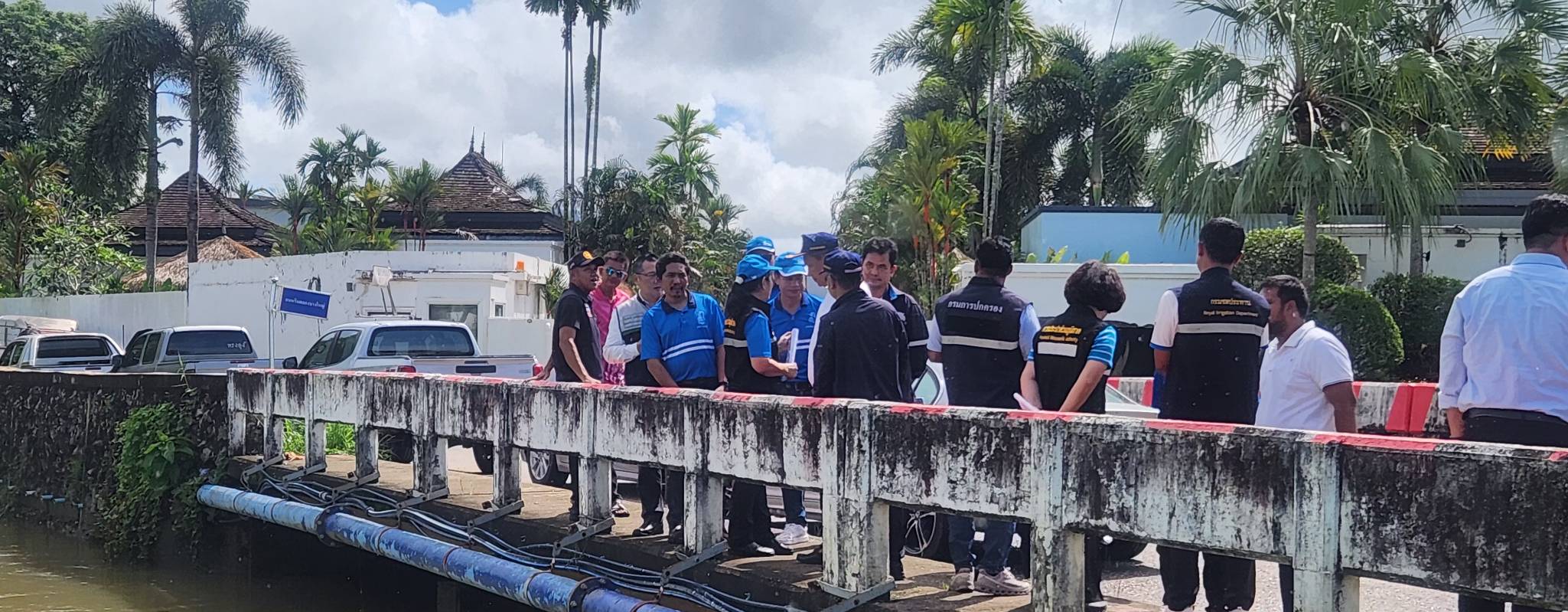ไฟล์แนบ กปภ.สาขาภูเก็ต จับมือจังหวัดลงพื้นที่เชิงรุก เตรียมติดตั้งเครื่องผลิตน้ำประปาเคลื่อนที่ เพิ่มน้ำต้นทุนบริการประชาชน