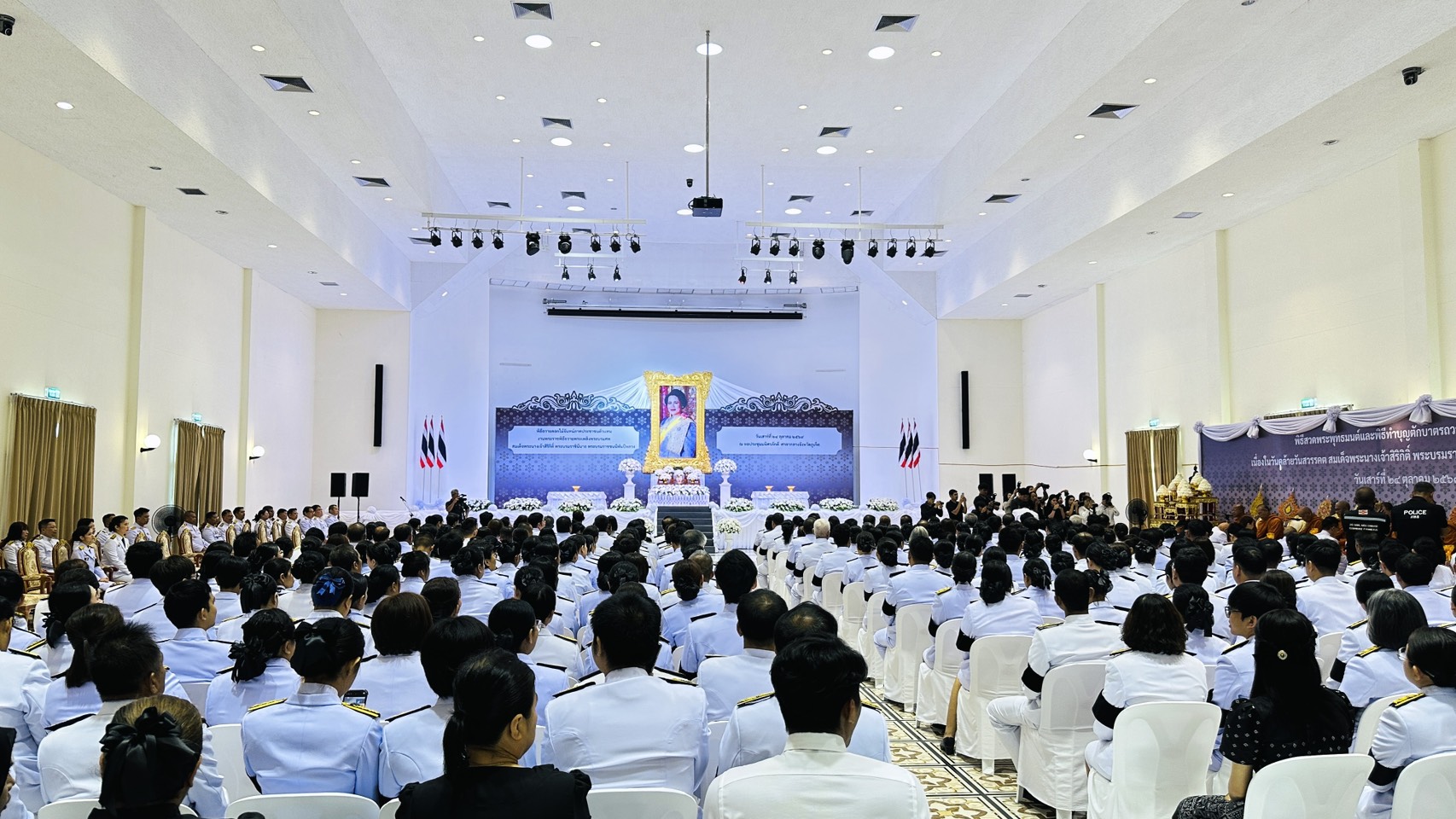 ไฟล์แนบ กปภ.สาขาภูเก็ต เข้าร่วมพิธีสวดพระพุทธมนต์และพิธีบำเพ็ญกุศลอุทิศถวาย พิธีถวายดอกไม้จันทน์ภาคประชาชนตัวแทน พิธีตักบาตรถวายพระราชกุศล เนื่องในวันคล้ายวันสวรรคต สมเด็จพระนางเจ้าสิริกิติ์ พระบรมราชินีนาถ พระบรมราชชนนีพันปีหลวง