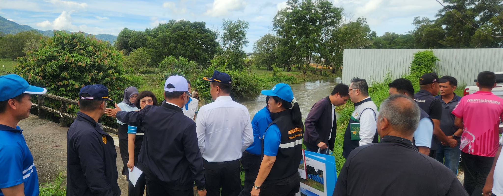ไฟล์แนบ กปภ.สาขาภูเก็ต จับมือจังหวัดลงพื้นที่เชิงรุก เตรียมติดตั้งเครื่องผลิตน้ำประปาเคลื่อนที่ เพิ่มน้ำต้นทุนบริการประชาชน