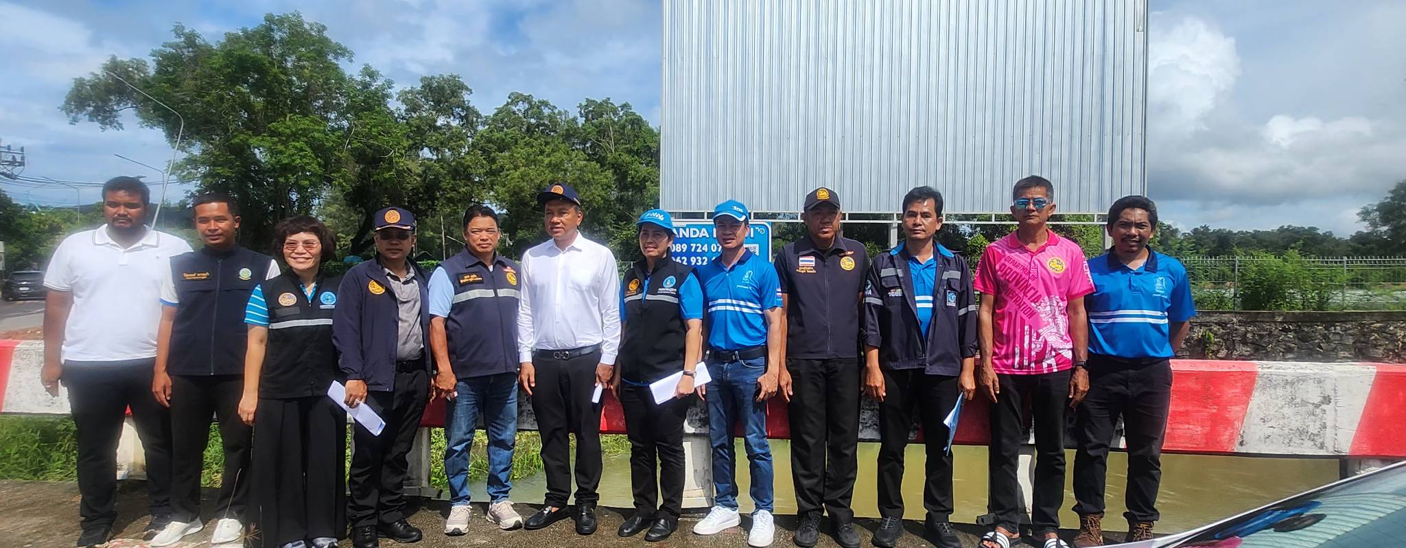 ไฟล์แนบ กปภ.สาขาภูเก็ต จับมือจังหวัดลงพื้นที่เชิงรุก เตรียมติดตั้งเครื่องผลิตน้ำประปาเคลื่อนที่ เพิ่มน้ำต้นทุนบริการประชาชน