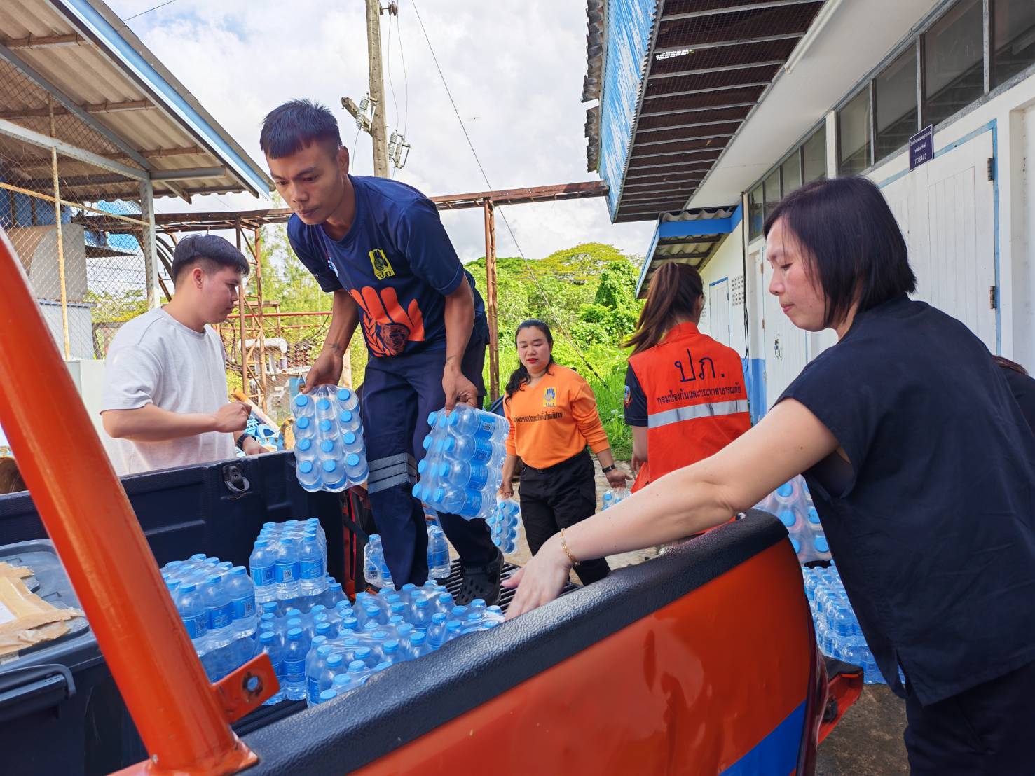 ไฟล์แนบ กปภ.สาขาภูเก็ต ร่วมสนับสนุนน้ำดื่มบรรจุขวดตราสัญลักษณ์ กปภ. สำหรับกิจกรรมรณรงค์การใช้รถจักรยานยนต์อย่างปลอดภัย จังหวัดภูเก็ต 