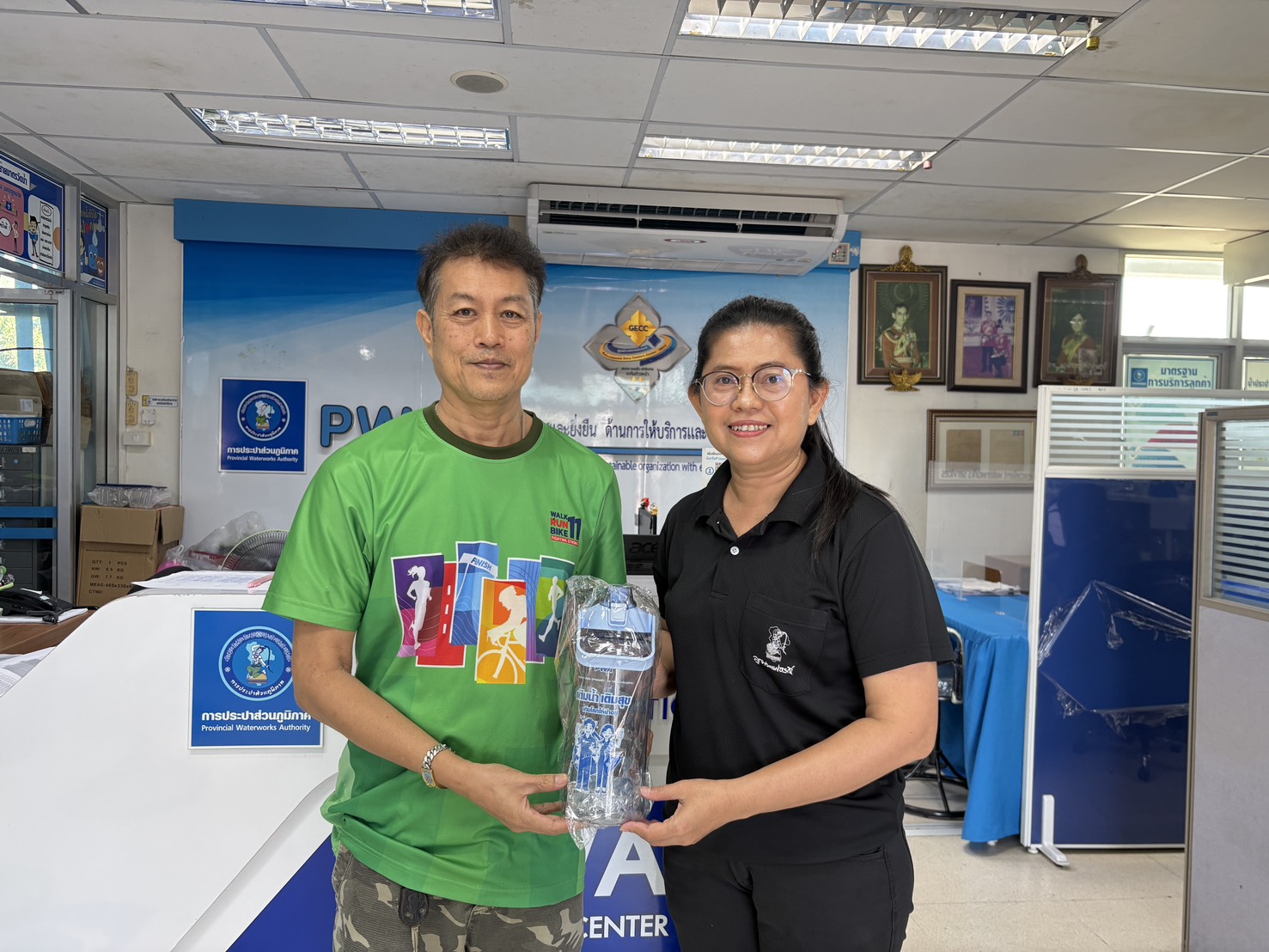 ไฟล์แนบ 💧 ประมวลภาพการดำเนินกิจกรรม “แจกขวด เติมสุข ทุกครอบครัว” 💧การประปาส่วนภูมิภาคสาขาปทุมธานี (ชั้นพิเศษ) 