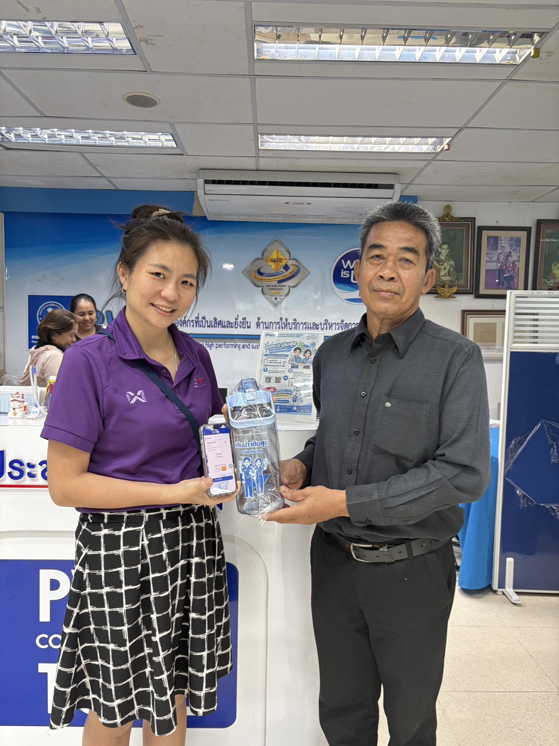 ไฟล์แนบ 💧 ประมวลภาพการดำเนินกิจกรรม “แจกขวด เติมสุข ทุกครอบครัว” 💧การประปาส่วนภูมิภาคสาขาปทุมธานี (ชั้นพิเศษ) 