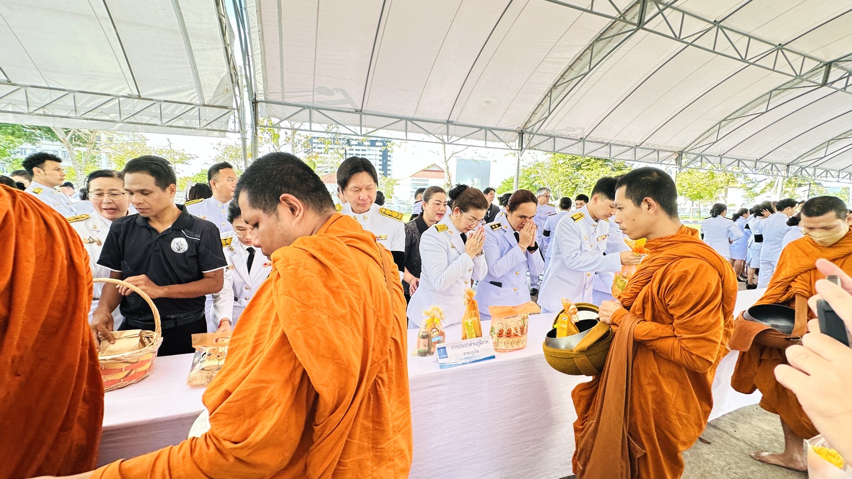 ไฟล์แนบ กปภ.สาขาภูเก็ต เข้าร่วมพิธีสวดพระพุทธมนต์และพิธีบำเพ็ญกุศลอุทิศถวาย พิธีถวายดอกไม้จันทน์ภาคประชาชนตัวแทน พิธีตักบาตรถวายพระราชกุศล เนื่องในวันคล้ายวันสวรรคต สมเด็จพระนางเจ้าสิริกิติ์ พระบรมราชินีนาถ พระบรมราชชนนีพันปีหลวง