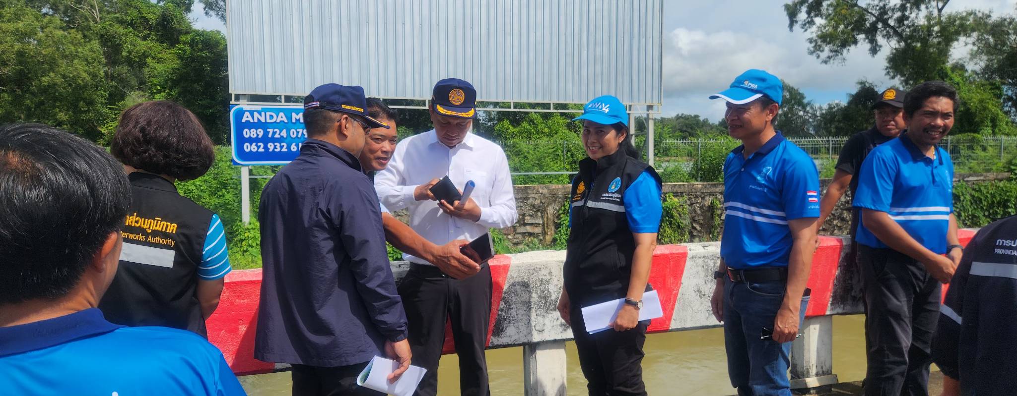 ไฟล์แนบ กปภ.สาขาภูเก็ต จับมือจังหวัดลงพื้นที่เชิงรุก เตรียมติดตั้งเครื่องผลิตน้ำประปาเคลื่อนที่ เพิ่มน้ำต้นทุนบริการประชาชน