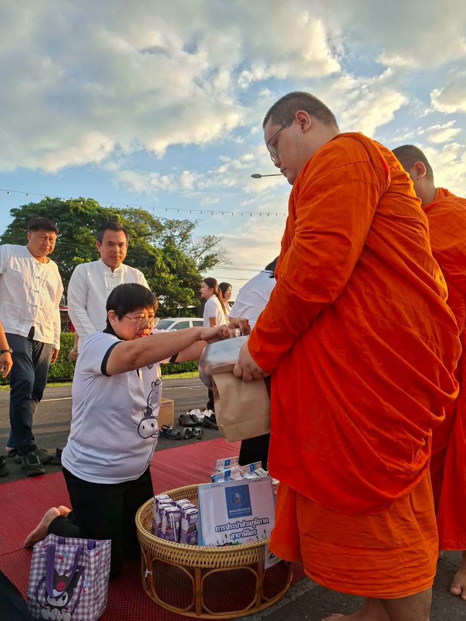 ไฟล์แนบ การประปาส่วนภูมิภาคสาขาพิจิตร ร่วมกิจกรรม “ปูเสื่อ นั่งสาด ตักบาตรรับอรุณ เสริมบุญที่บึงสีไฟ” ประจำเดือนกันยายน 2569