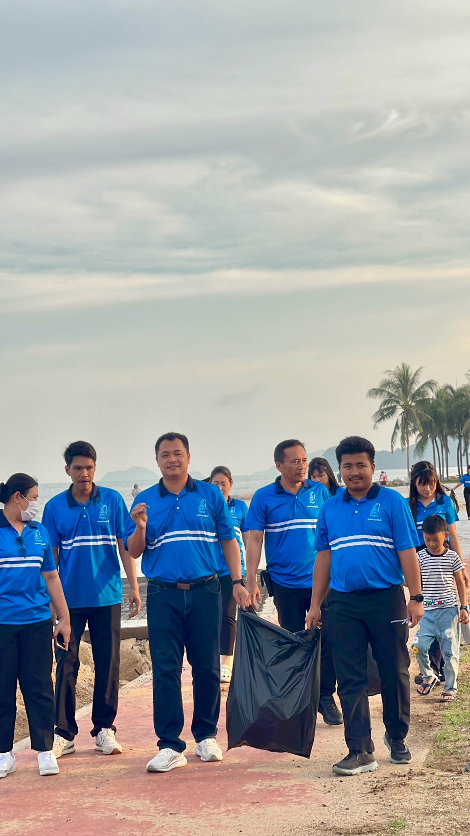ไฟล์แนบ 💛💙 กปภ.สาขาปราณบุรี ร่วมกิจกรรมจิตอาสาบำเพ็ญสาธารณประโยชน์ เนื่องในวันนวมินทรมหาราช 13 ตุลาคม 2569 💙💛