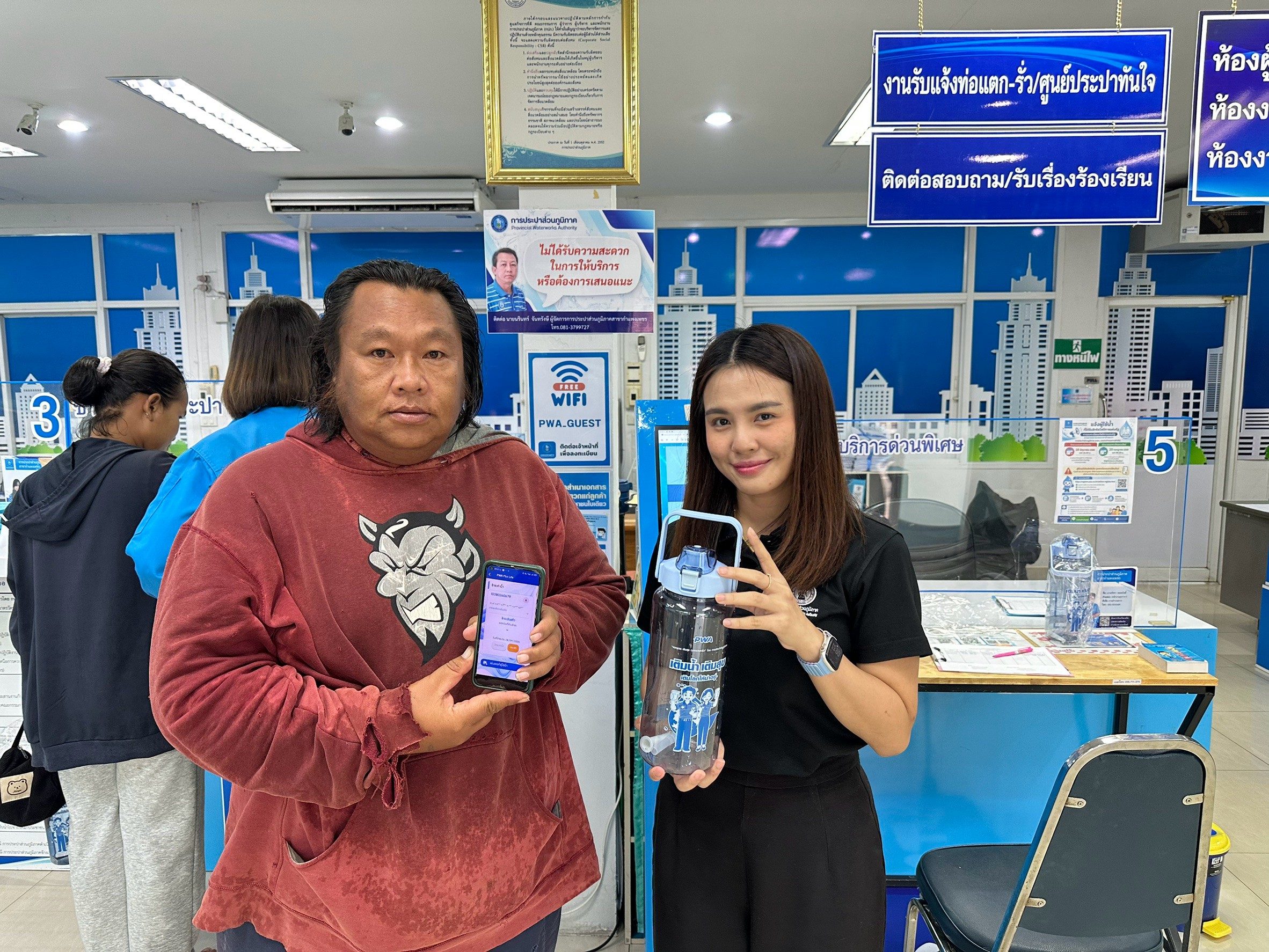 ไฟล์แนบ  คึกคักสุดๆ! กปภ.สาขากำแพงเพชร เปิดเต็มนอก-ใน แจก “ขวดเติมสุข 2 ลิตร” วันแรก ประชาชนแห่รับสายน้ำแห่งความสุขแน่นพื้นที่! 