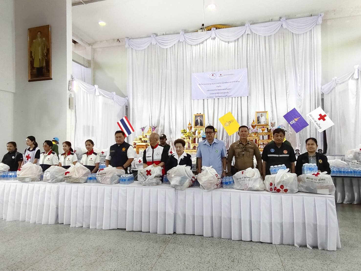 ไฟล์แนบ กปภ.สาขาเสนา ร่วมกับเหล่ากาชาดและอำเภอเสนา มอบชุดธารน้ำใจพร้อมน้ำดื่มบรรจุขวดตราสัญลักษณ์ กปภ. ช่วยเหลือผู้ประสบภัย