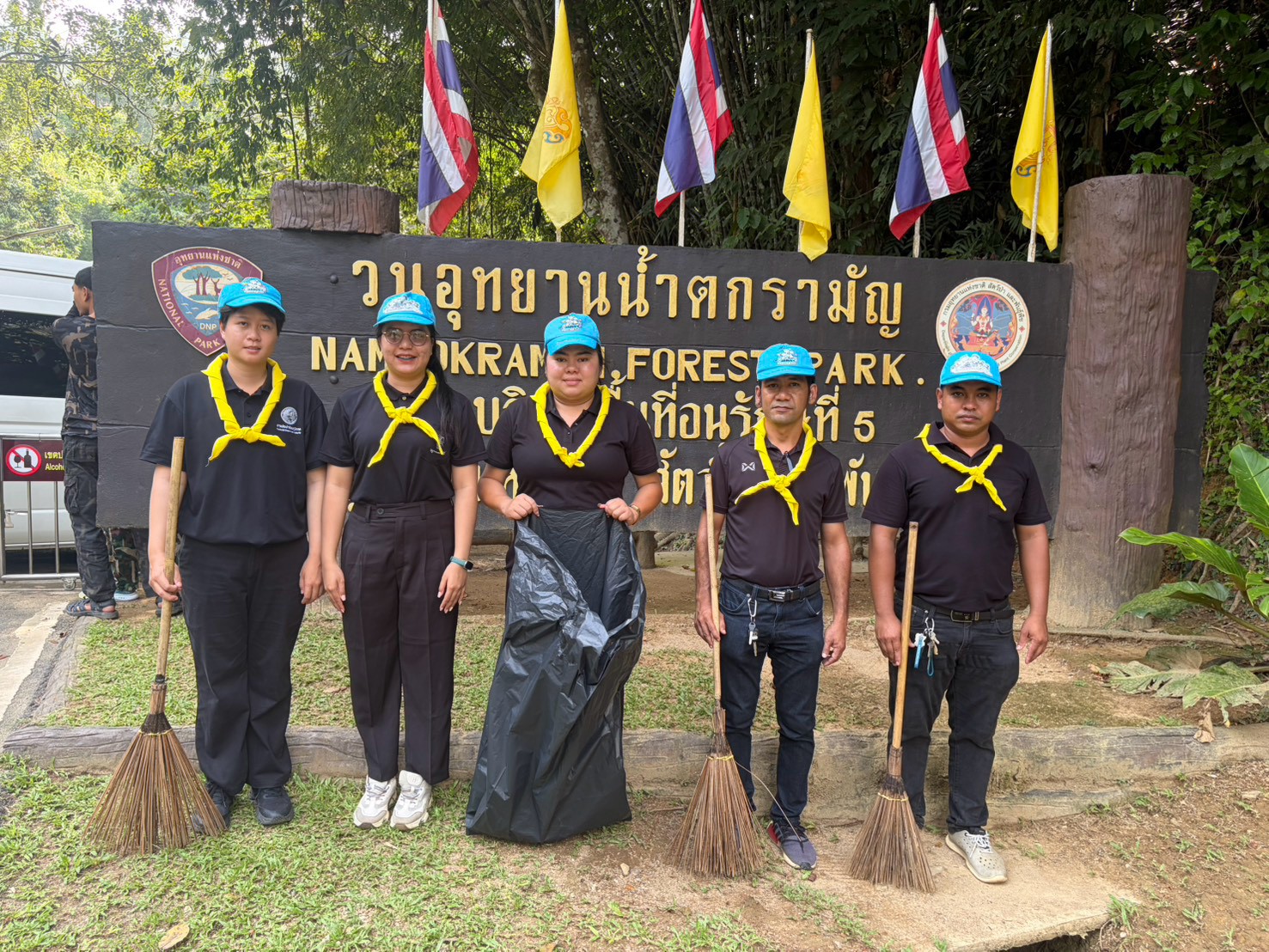 การประปาส่วนภูมิภาคสาขาพังงา เข้าร่วมกิจกรรมจิตอาสาพัฒนาเนื่องในโอกาสวันสำคัญของชาติไทย วันคล้ายวันสวรรคต พระบาทสมเด็จพระบรมชนกาธิเบศร ภูมิพลอดุลยเดชมหาราช บรมนาถบพิตร (วันนวมินทรมหาราช)