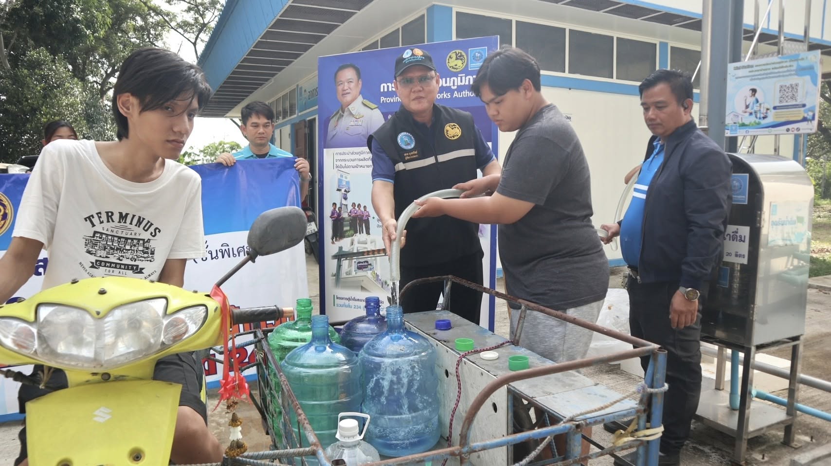 ไฟล์แนบ กปภ.สาขาบ้านฉาง เปิด "Mini Station" จุดบริการน้ำดื่มสะอาดช่วยเหลือผู้ประสบภัยน้ำท่วม จ.ระยอง (บริการ 24 ชม.)