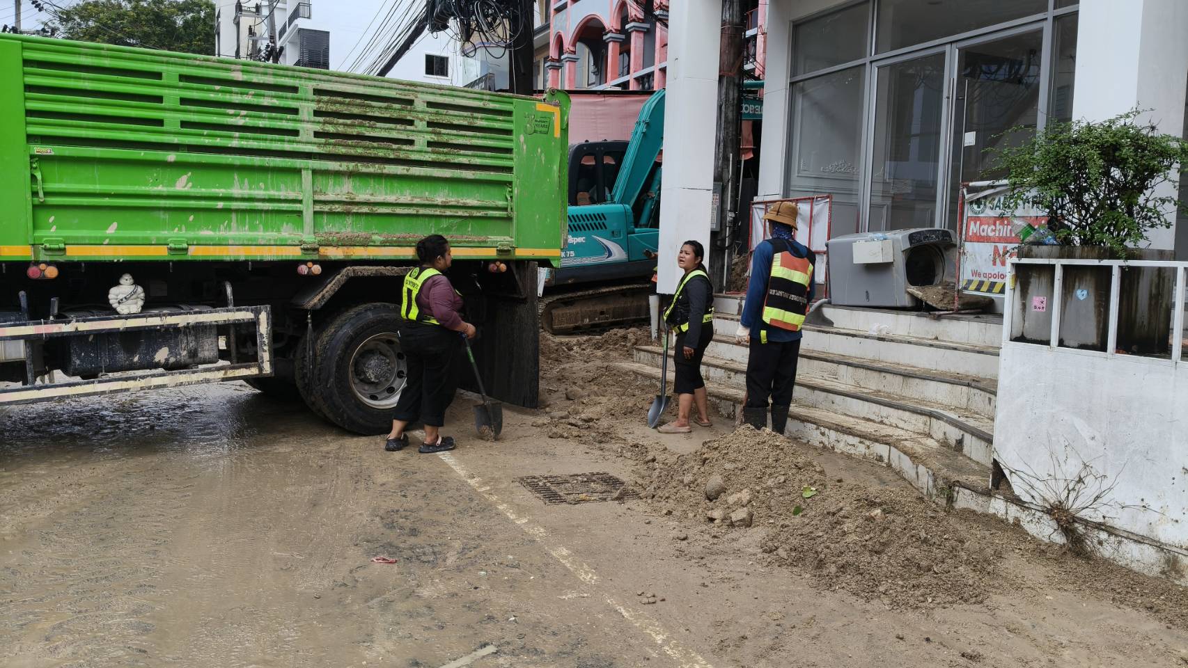 ไฟล์แนบ  กปภ.สาขาภูเก็ต ลงพื้นที่ตรวจสอบความเสียหายระบบจำหน่ายน้ำประปา พื้นที่ป่าตอง–นาใน เร่งซ่อมแซมเพื่อบรรเทาความเดือดร้อนของประชาชน