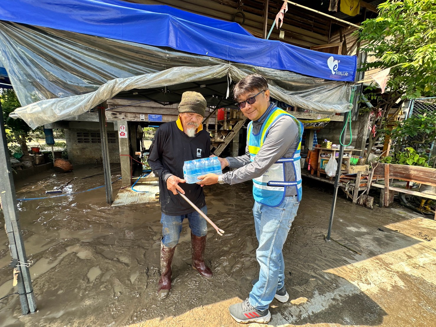 ไฟล์แนบ "ไม่ทิ้งกันในวันที่น้ำมา" กปภ.สาขากำแพงเพชร ลงพื้นที่ส่งมอบน้ำดื่มสะอาด เติมรอยยิ้มเคียงข้างผู้ประสบอุทกภัย ต.นครชุม 