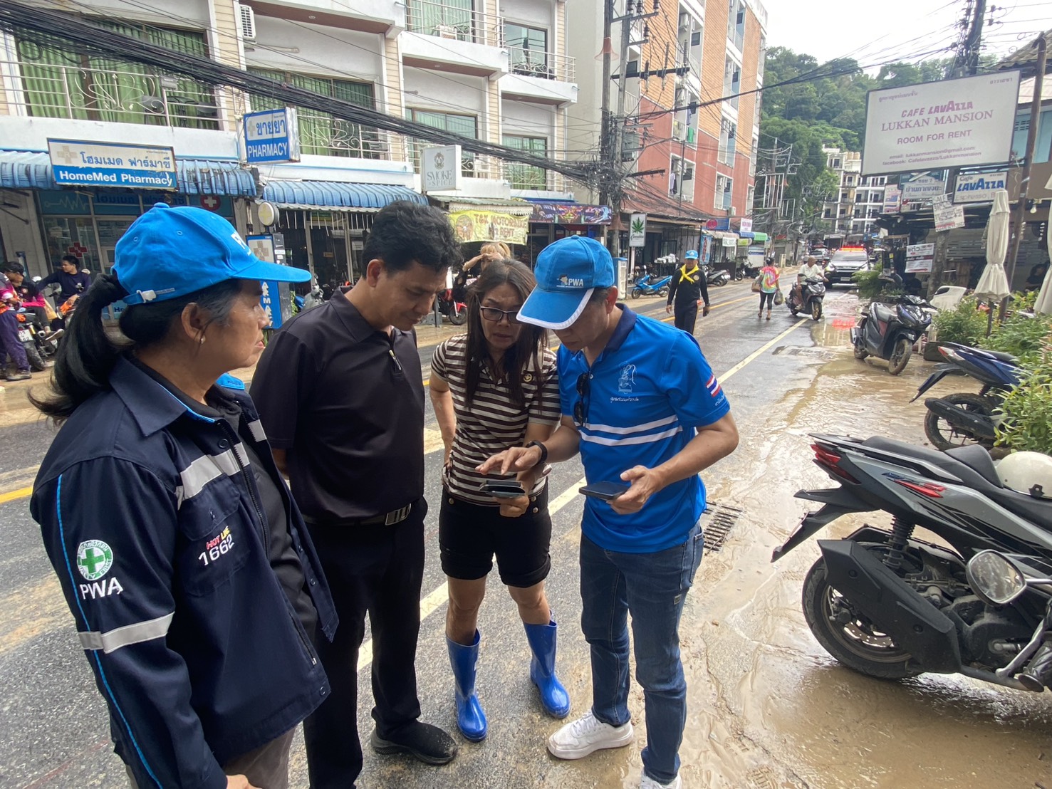 ไฟล์แนบ  กปภ.สาขาภูเก็ต ลงพื้นที่ตรวจสอบความเสียหายระบบจำหน่ายน้ำประปา พื้นที่ป่าตอง–นาใน เร่งซ่อมแซมเพื่อบรรเทาความเดือดร้อนของประชาชน