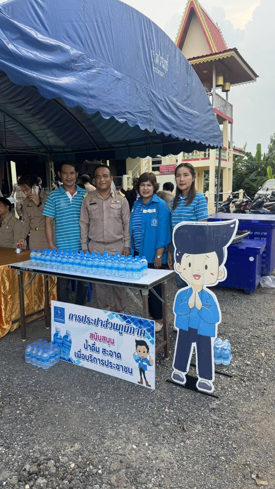 ไฟล์แนบ กปภ.สาขาท่าตะโก ให้การต้อนรับนายกรัฐมนตรี และ มท.3 พร้อมมอบน้ำดื่มตราสัญลักษณ์ กปภ. ให้กับผู้ประสบภัย