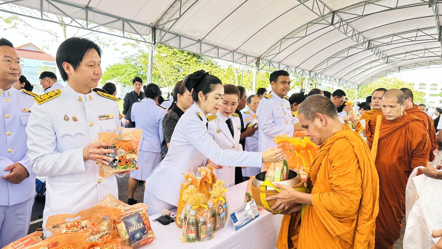 ไฟล์แนบ กปภ.สาขาภูเก็ต เข้าร่วมพิธีสวดพระพุทธมนต์และพิธีบำเพ็ญกุศลอุทิศถวาย พิธีถวายดอกไม้จันทน์ภาคประชาชนตัวแทน พิธีตักบาตรถวายพระราชกุศล เนื่องในวันคล้ายวันสวรรคต สมเด็จพระนางเจ้าสิริกิติ์ พระบรมราชินีนาถ พระบรมราชชนนีพันปีหลวง