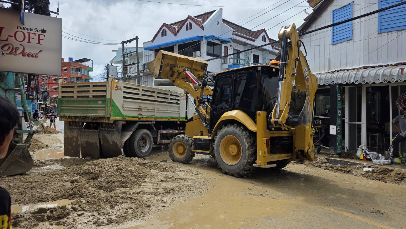ไฟล์แนบ  กปภ.สาขาภูเก็ต ลงพื้นที่ตรวจสอบความเสียหายระบบจำหน่ายน้ำประปา พื้นที่ป่าตอง–นาใน เร่งซ่อมแซมเพื่อบรรเทาความเดือดร้อนของประชาชน